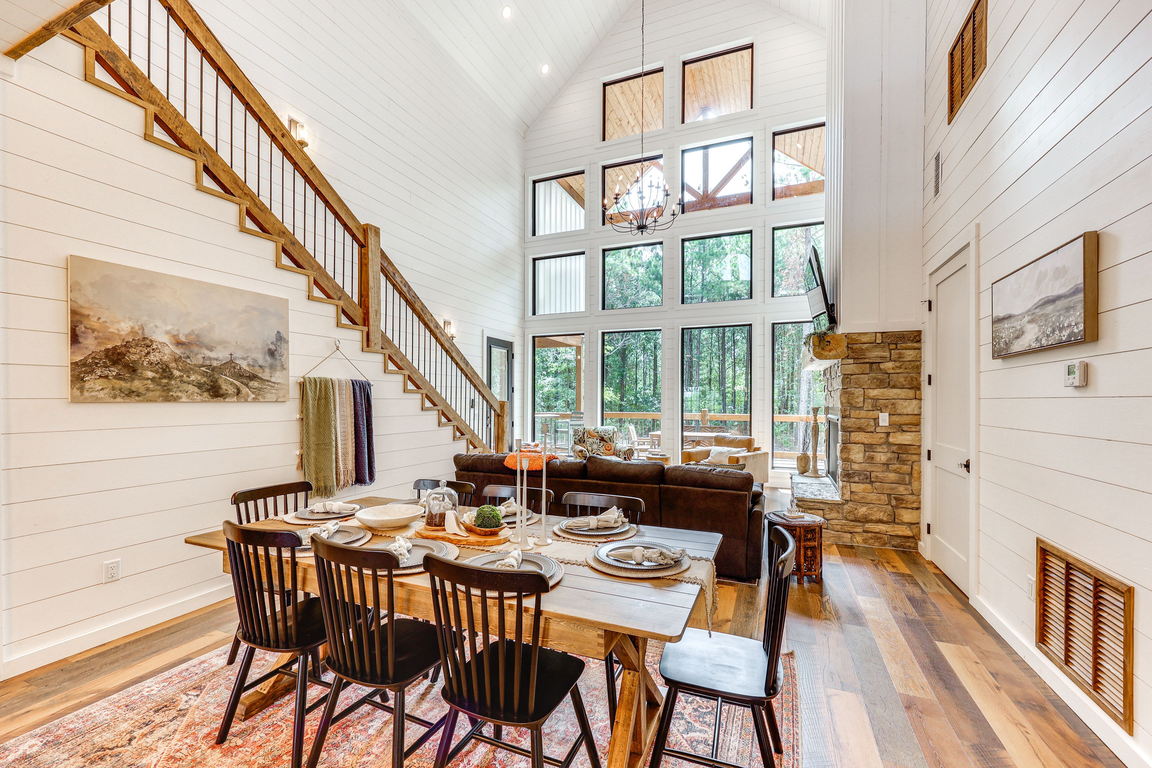 Dining Area | Dishware/Flatware Provided | 1st Floor