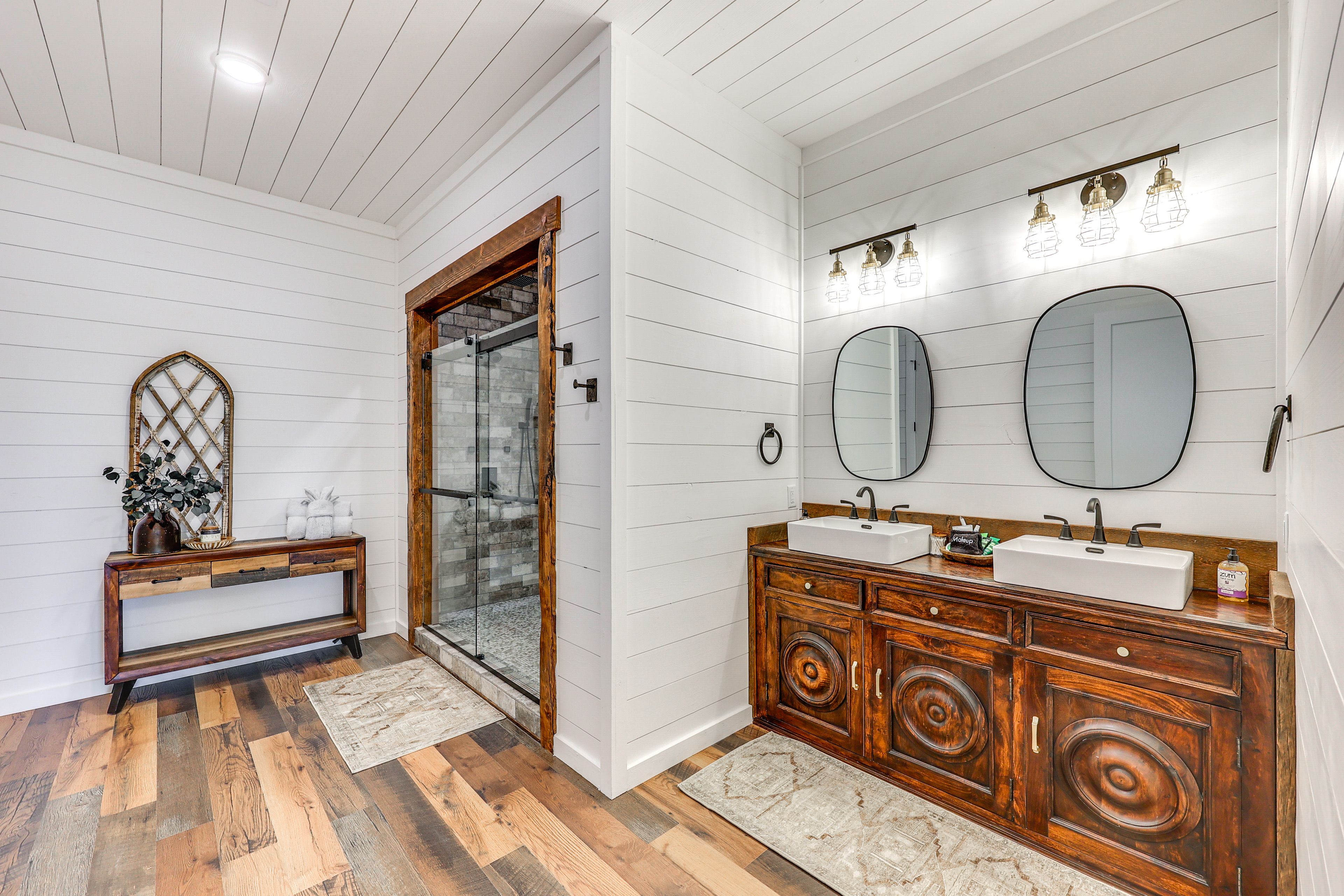 En-Suite Bathroom | Complimentary Toiletries | 1st Floor