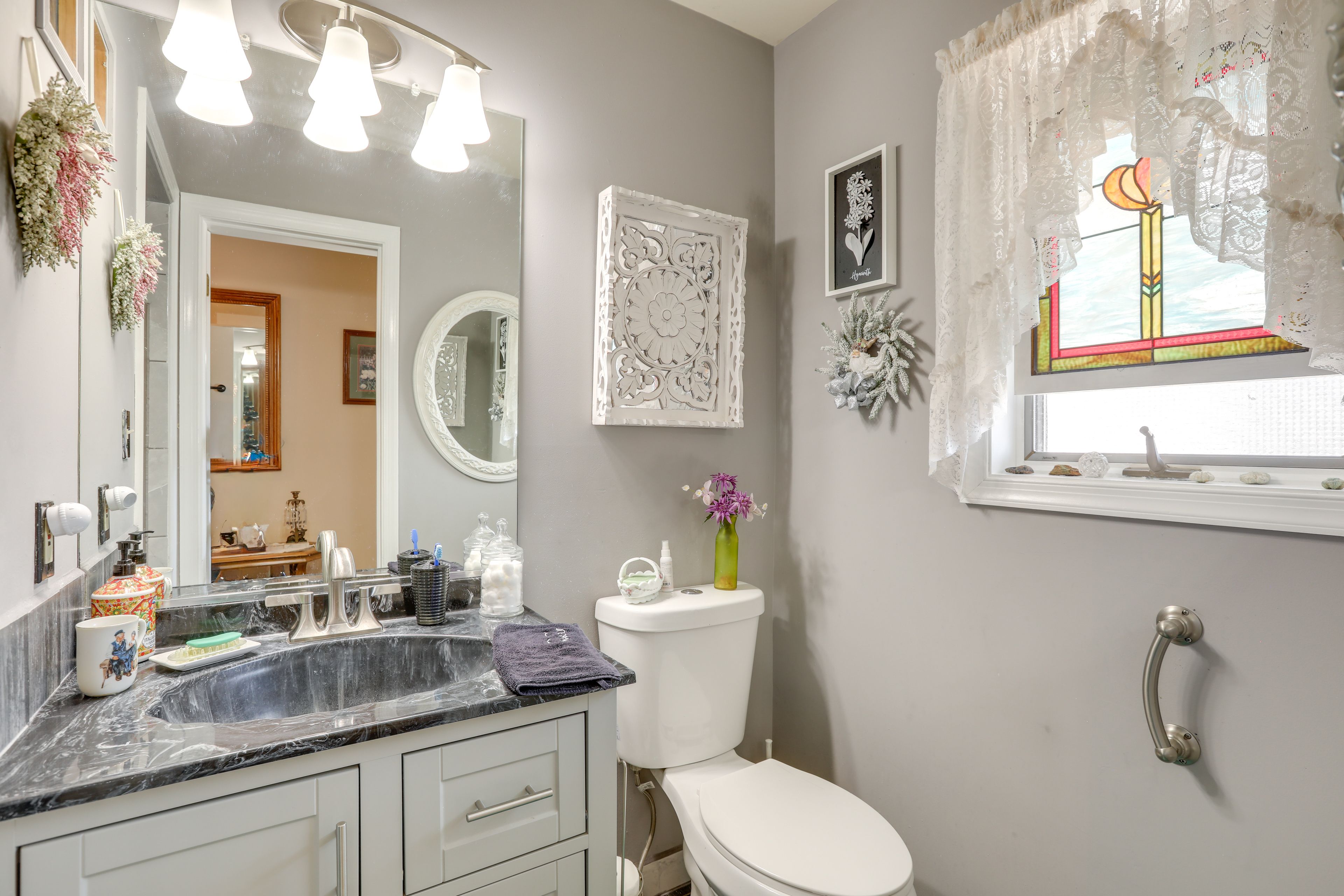 Full Bathroom | 1st Floor | Complimentary Toiletries