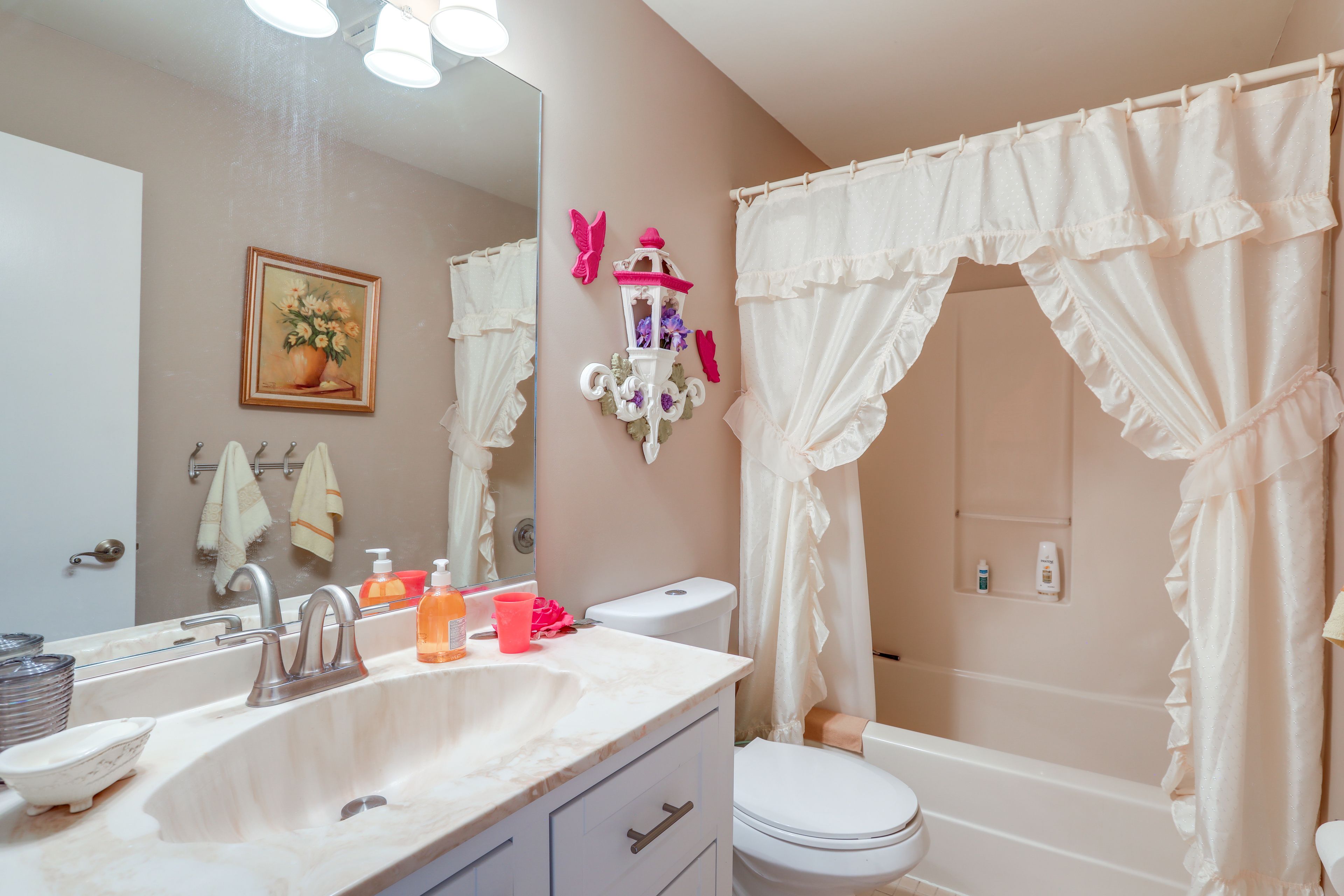 Full Bathroom | 2nd Floor | Complimentary Toiletries