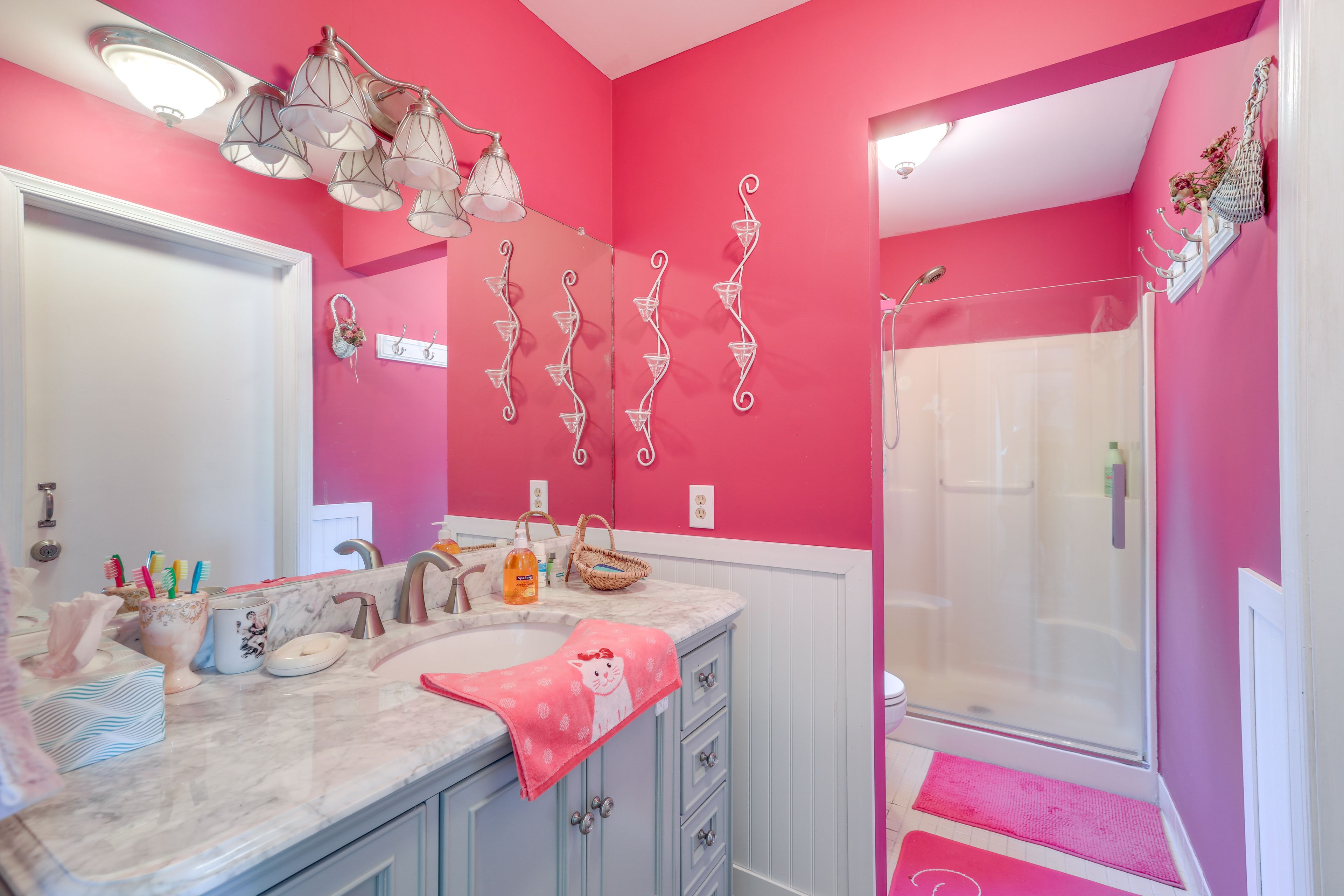 Full Bathroom | 2nd Floor | Complimentary Toiletries