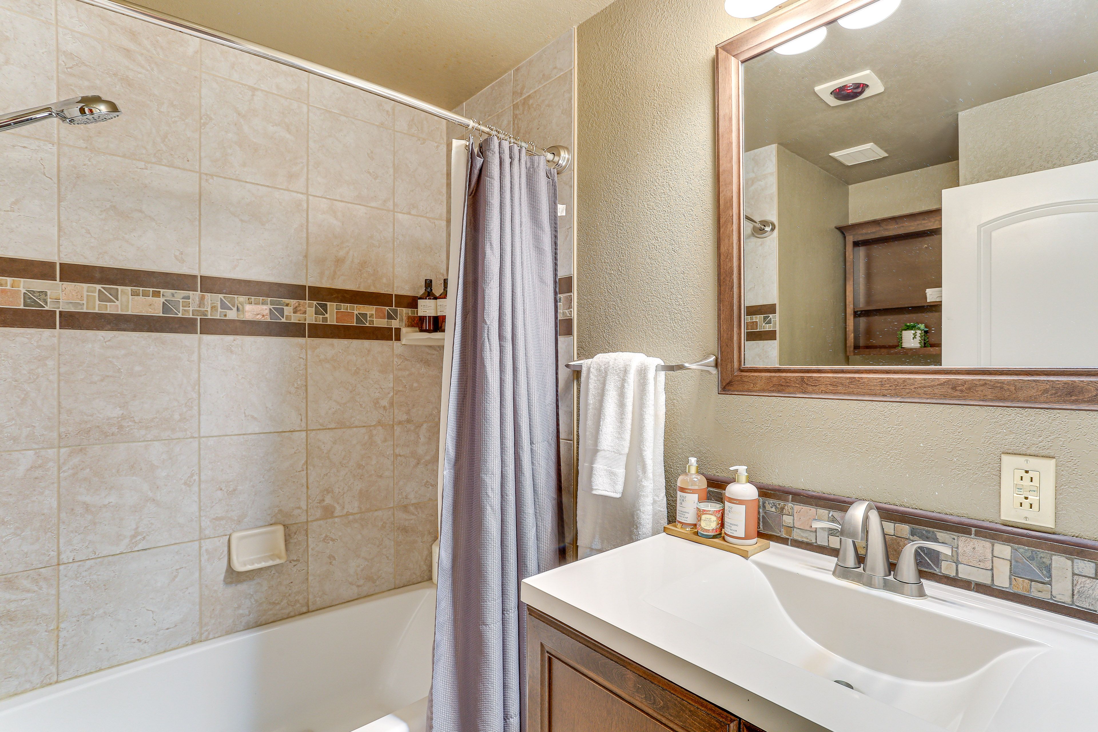 Full Bathroom | 1st Floor | Towels Provided