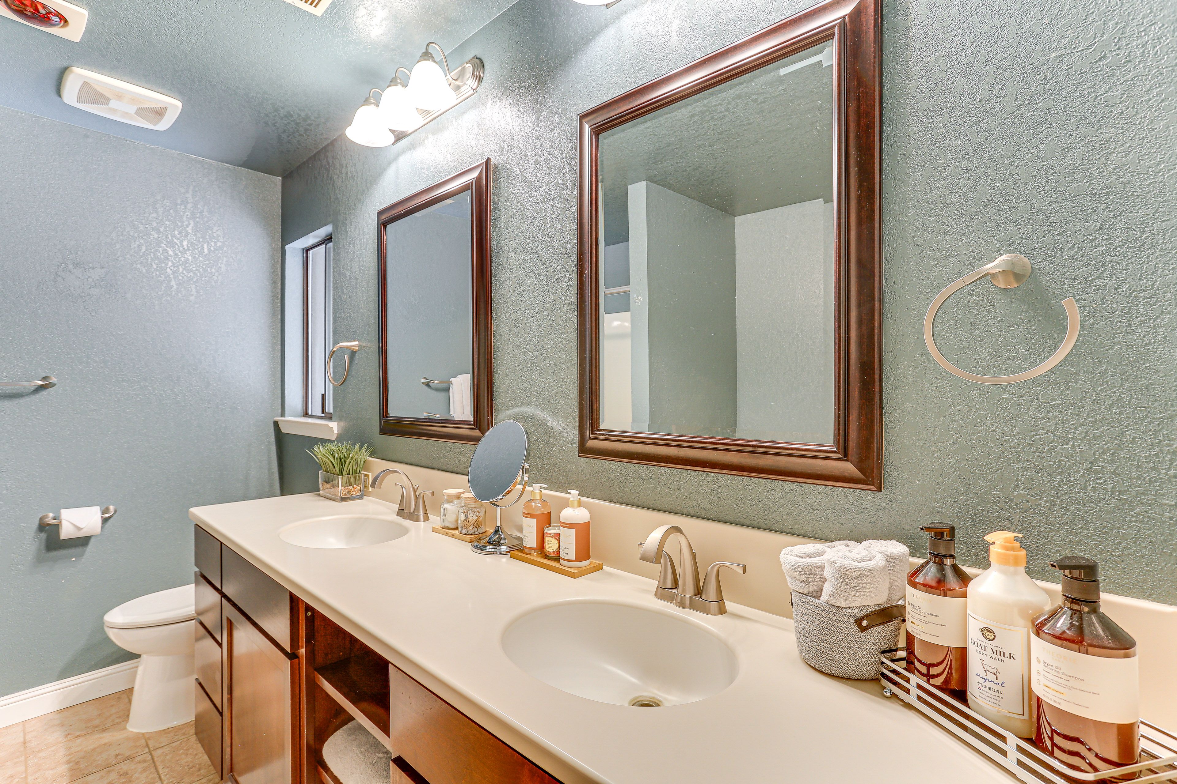 Full Bathroom | 2nd Floor | Towels Provided