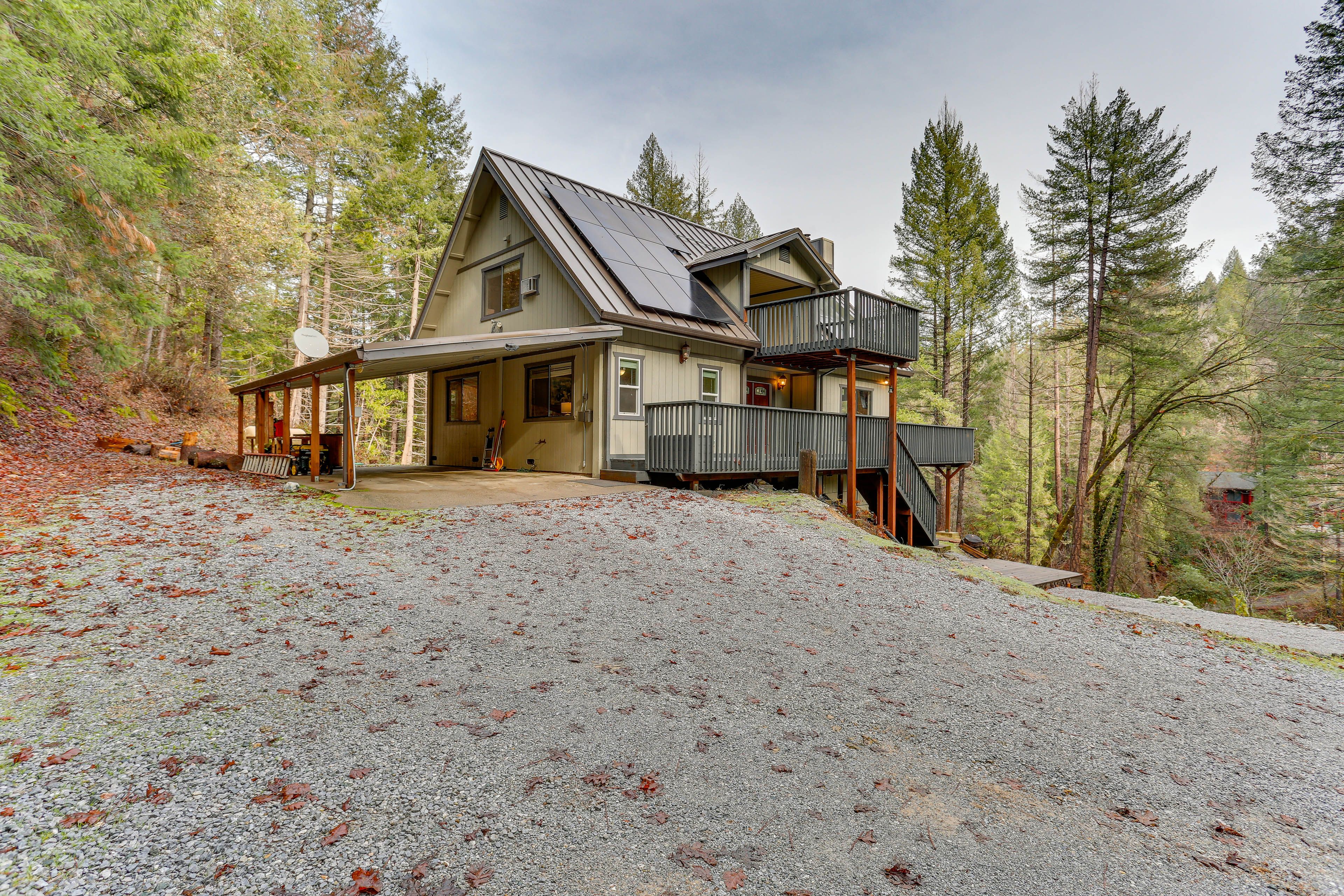 Parking | Driveway (6 Vehicles) | RV/Trailer Parking Allowed On-Site