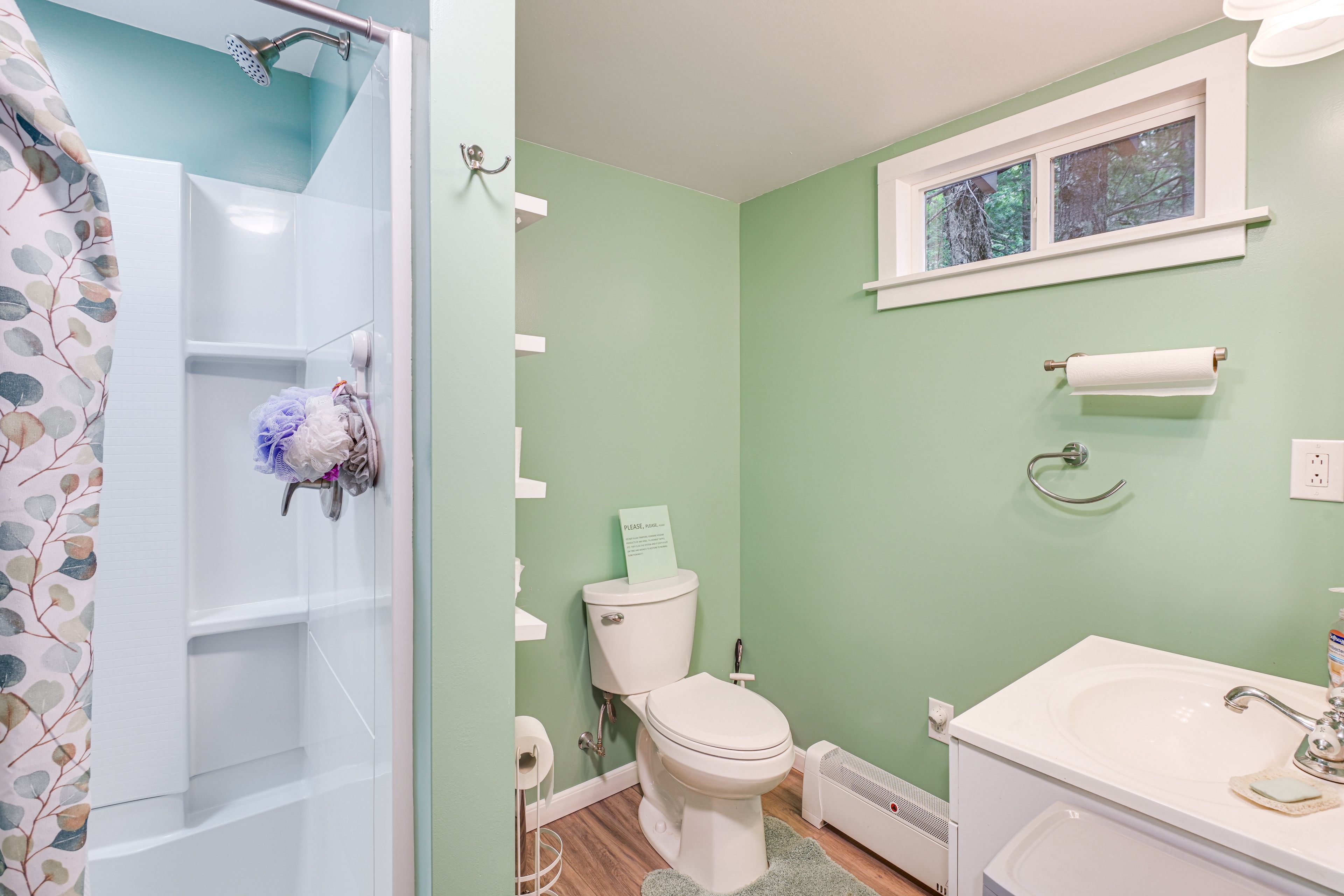 En-Suite Bathroom | Complimentary Toiletries | 1st Floor
