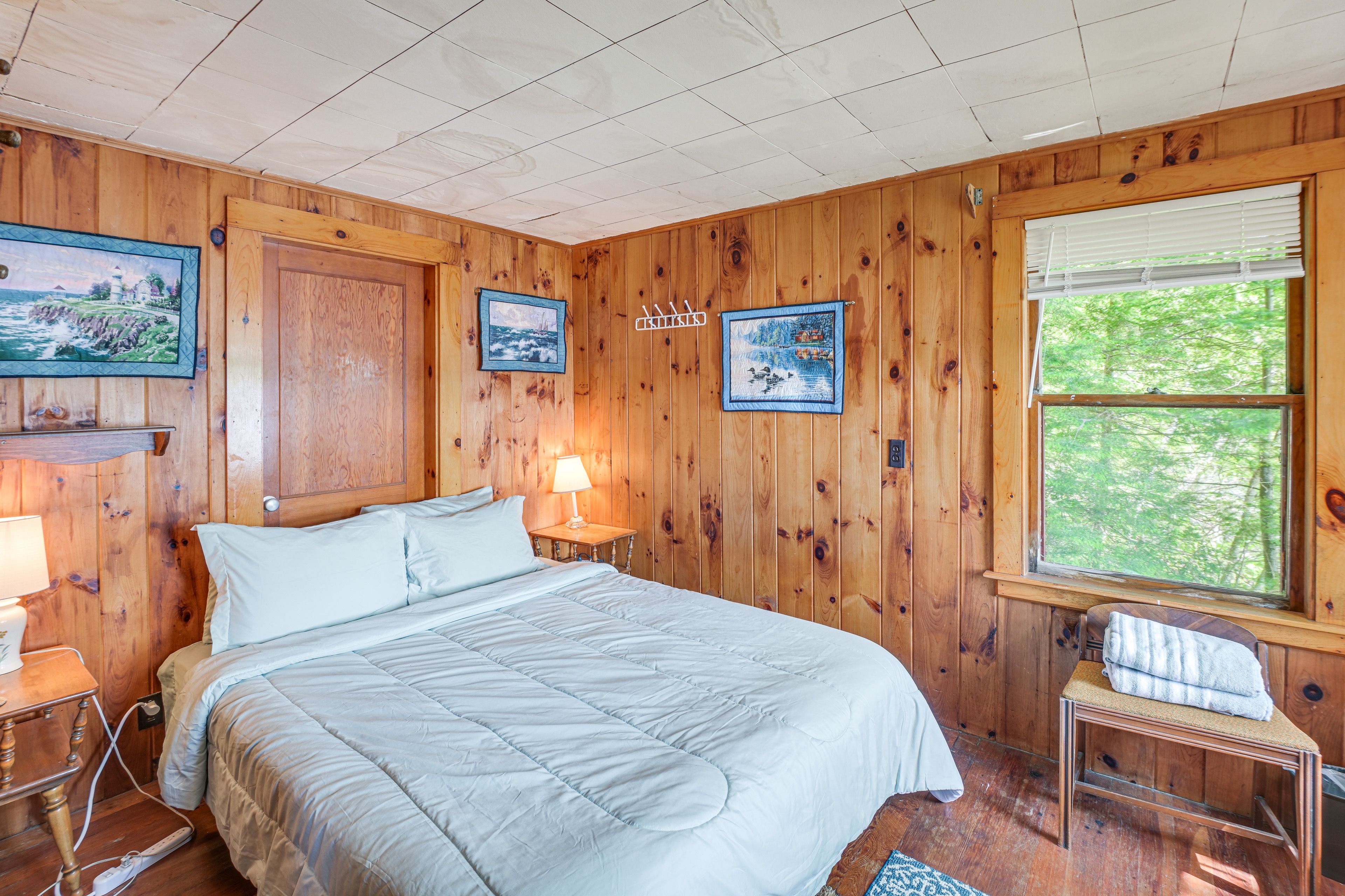 Bedroom 1 | Queen Bed | 1st Floor