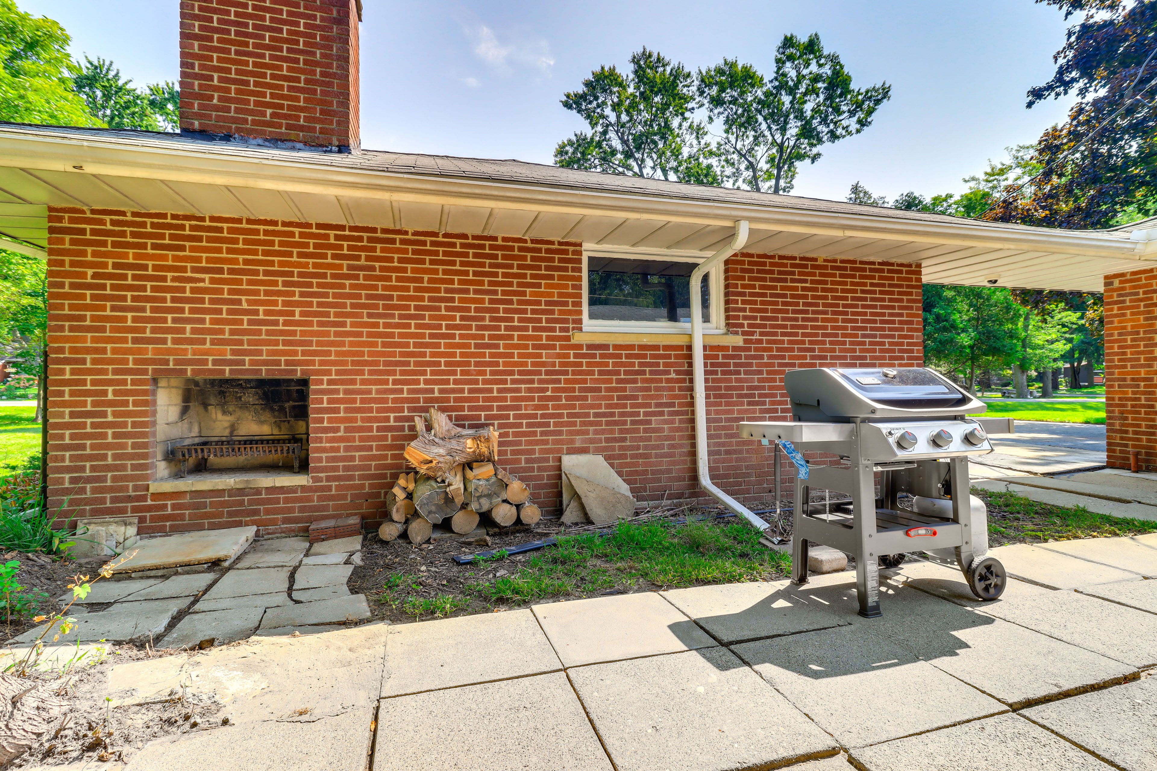 House Exterior | Patio | Fireplace | Gas Grill