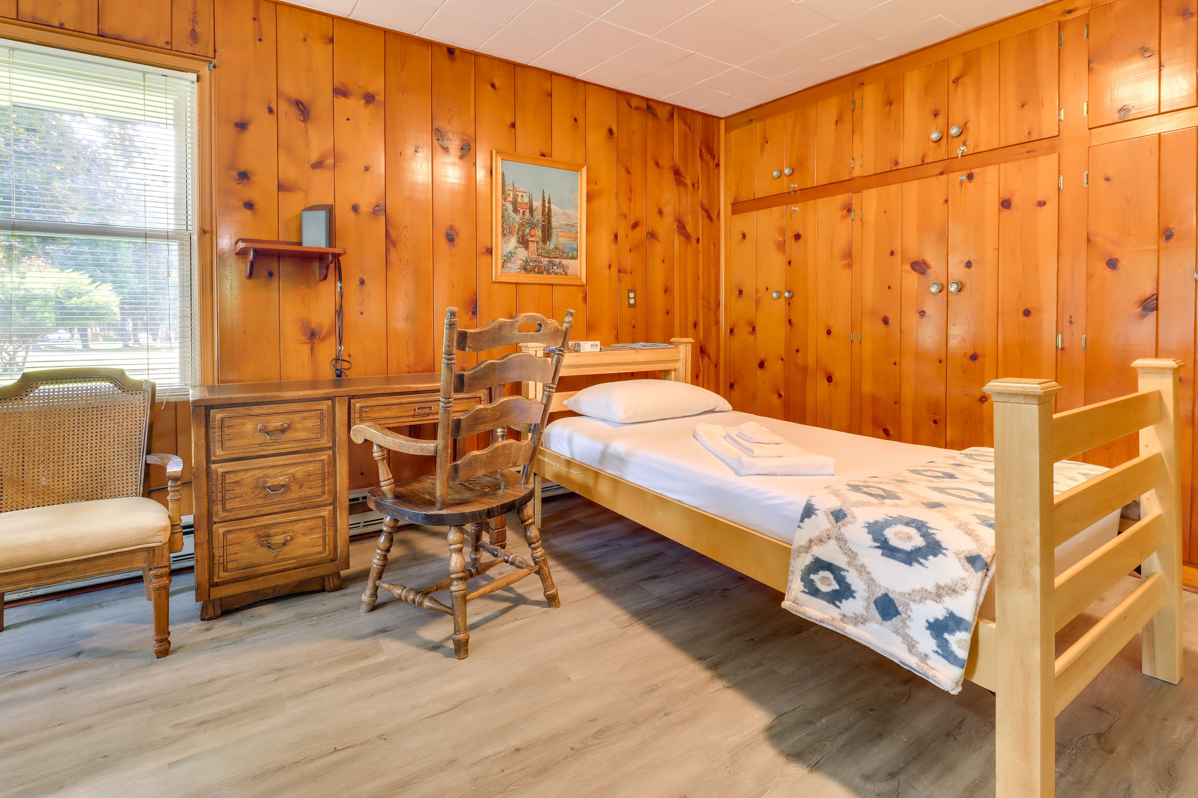 Den | Twin Bed | Laptop Workspace | Smart TV