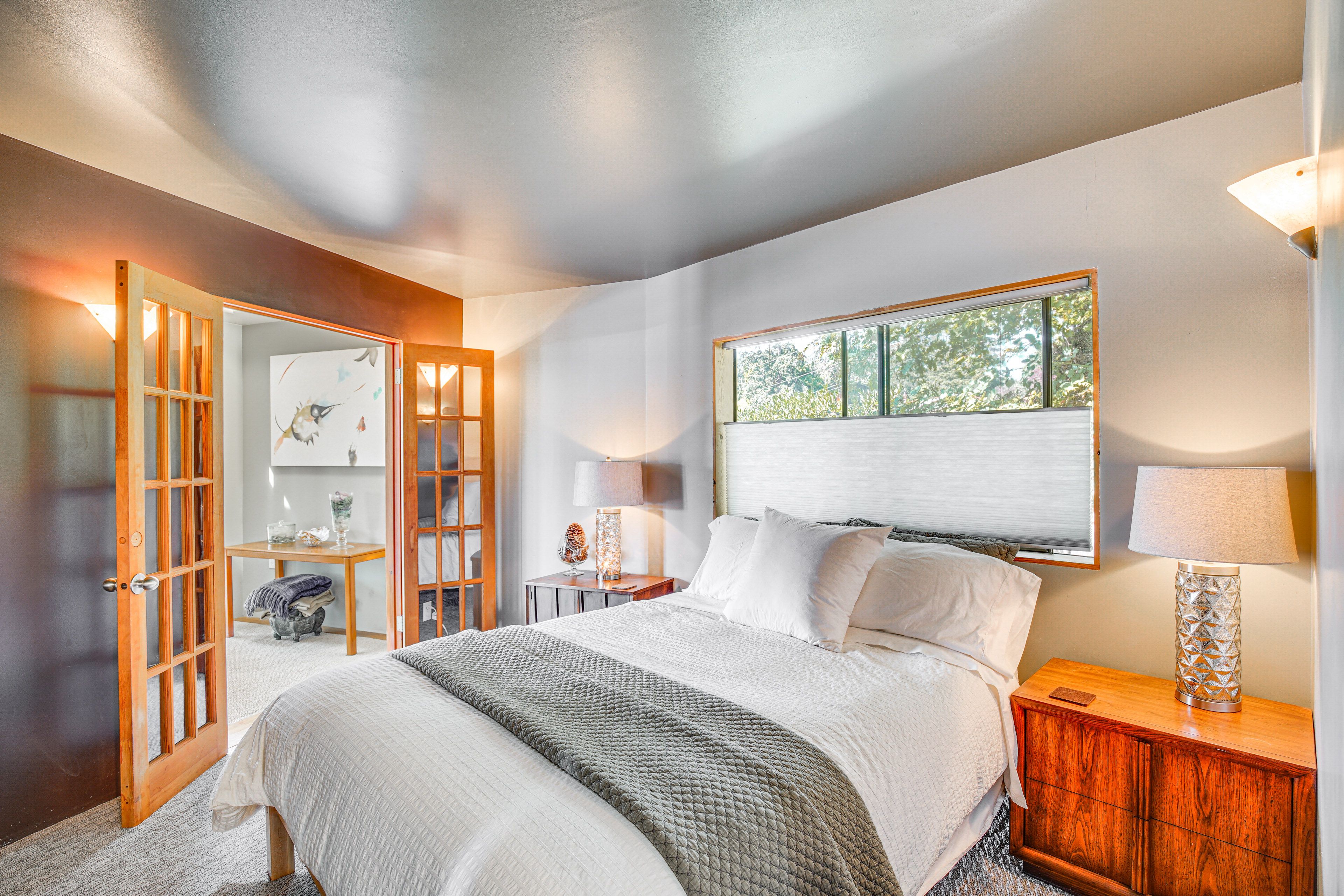 Bedroom 1 | Queen Bed | Linens Provided | 1st Floor