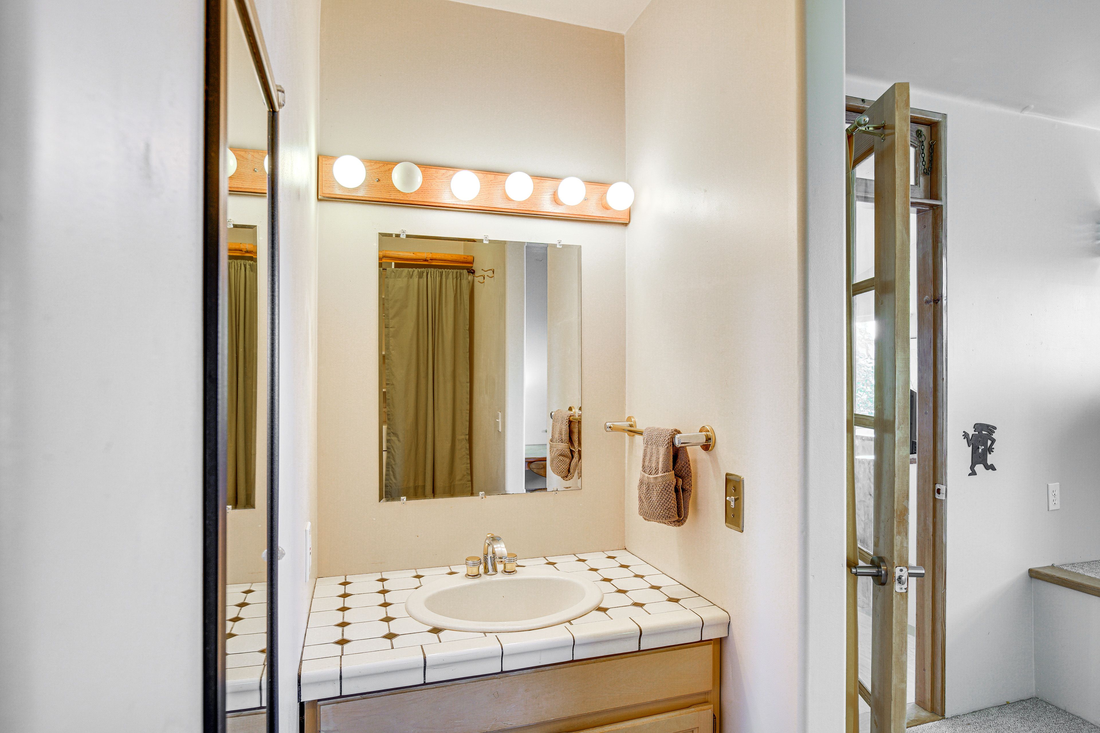 Full Bath | 2nd Floor