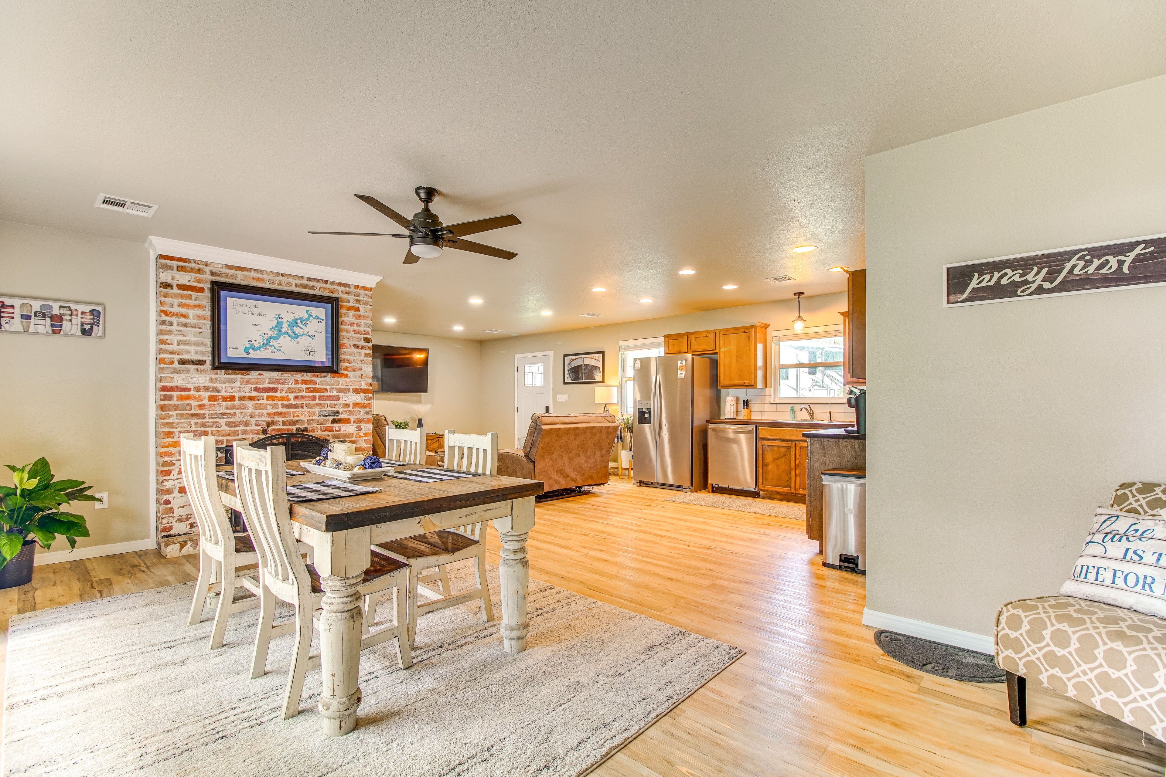 Dining Area | Dishware/Flatware Provided