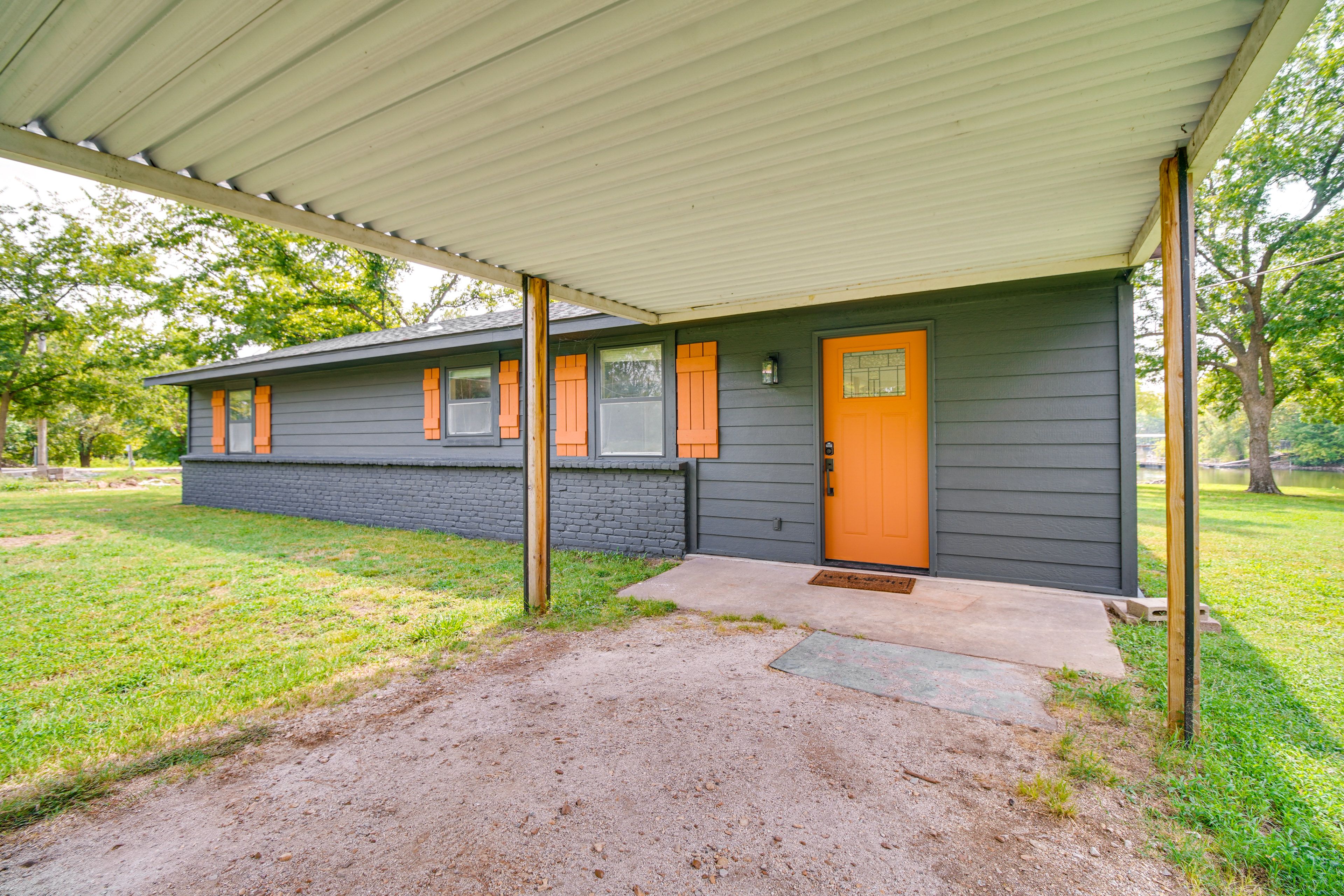 Parking | Driveway (1 Vehicle) | Boat/Trailer Parking Available