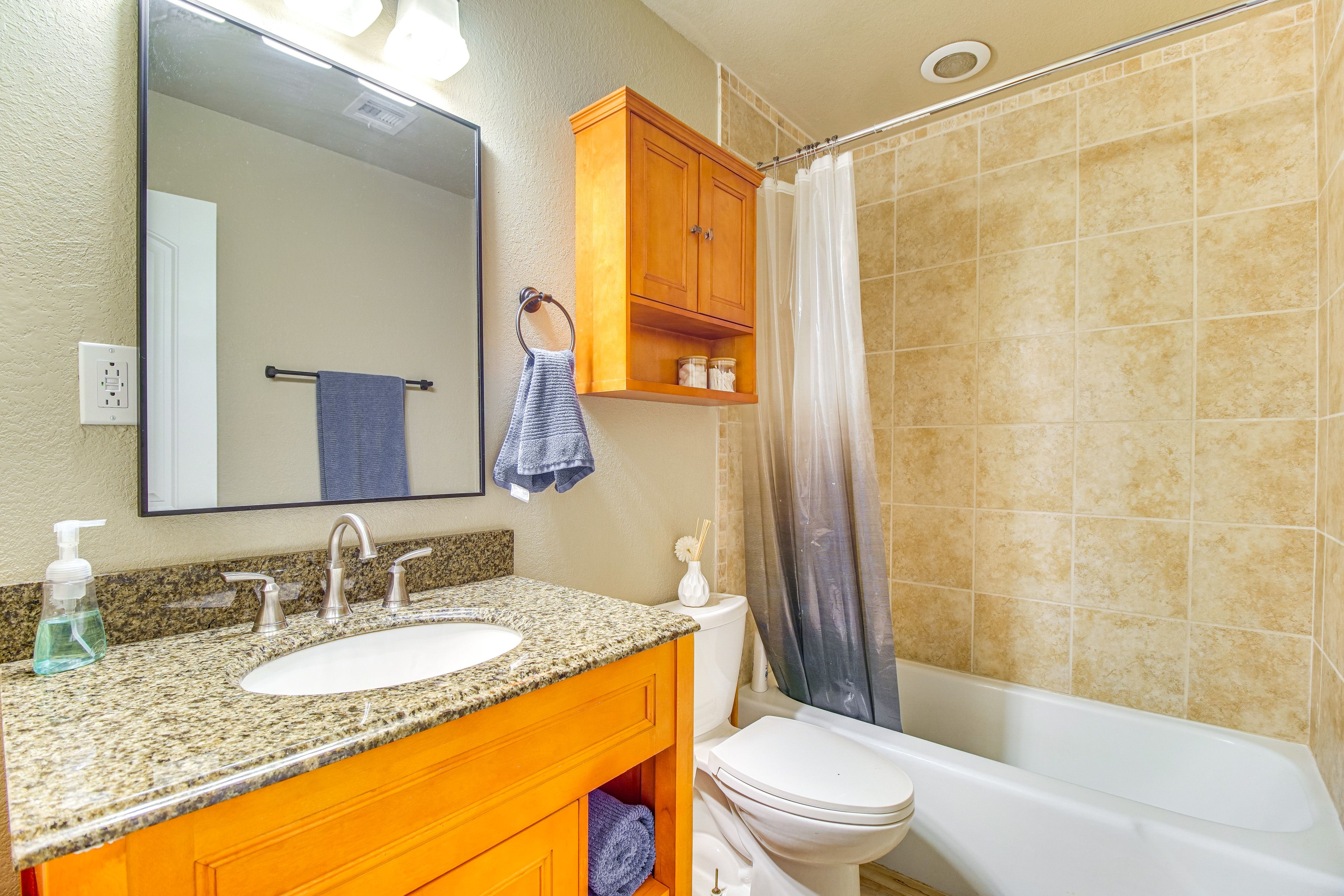 Full Bathroom | Towels Provided | Complimentary Toiletries
