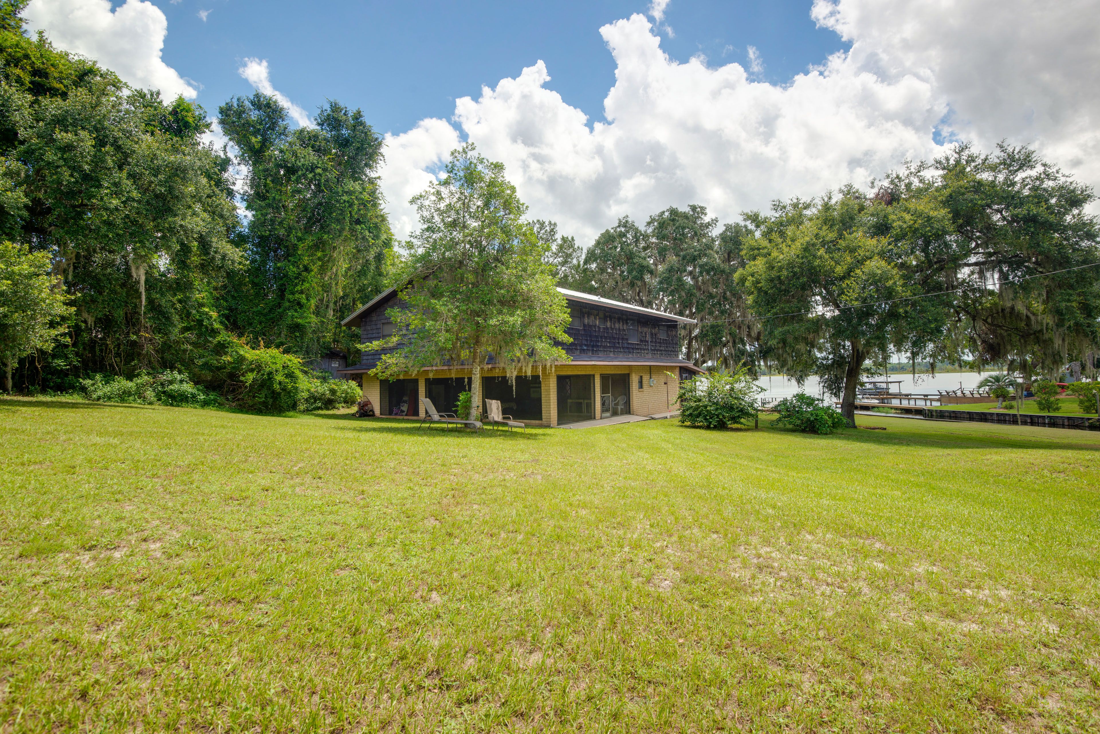 Property Exterior | Driveway (10 Vehicles) | Additional Lawn Parking