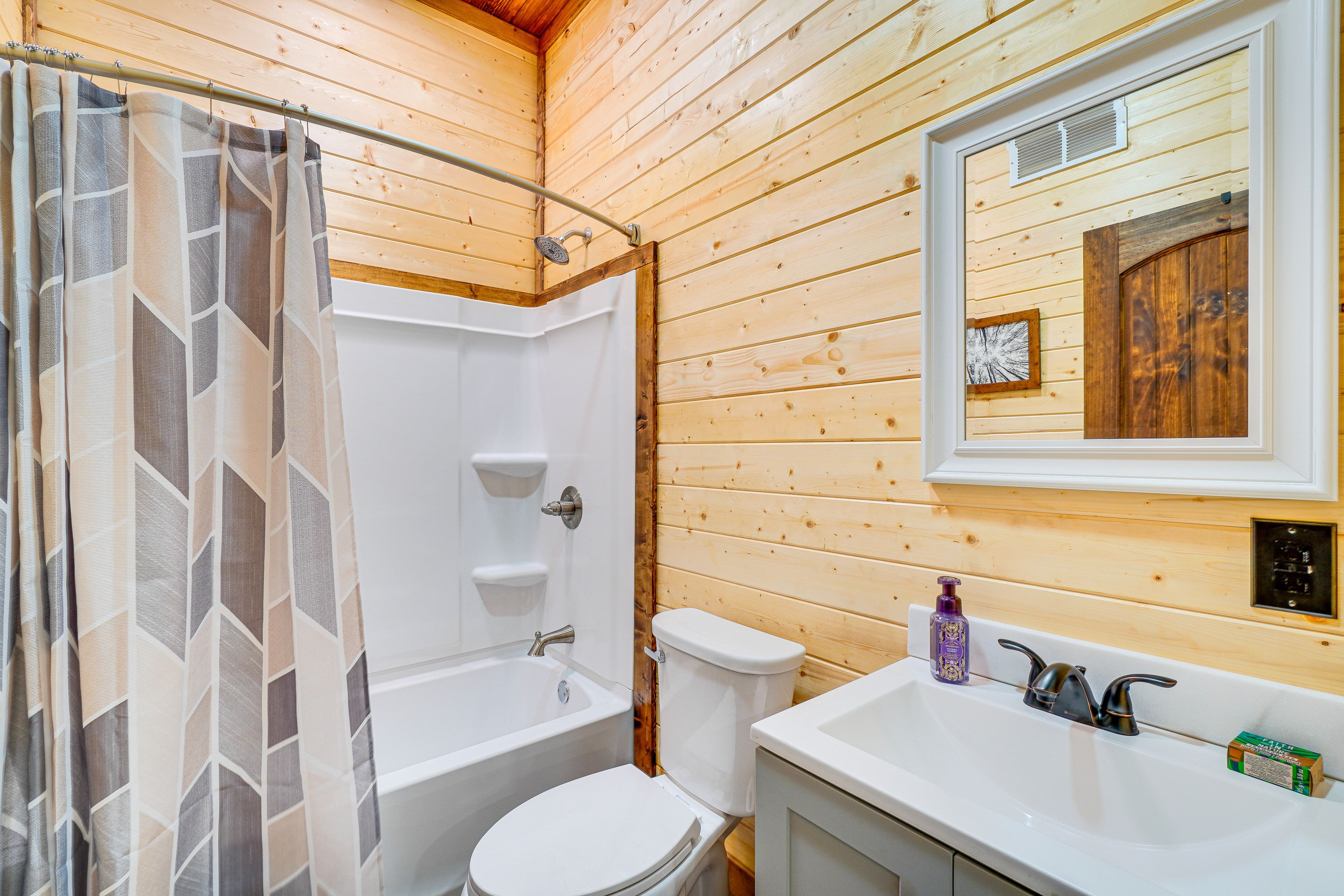 Full Bathroom | Complimentary Toiletries