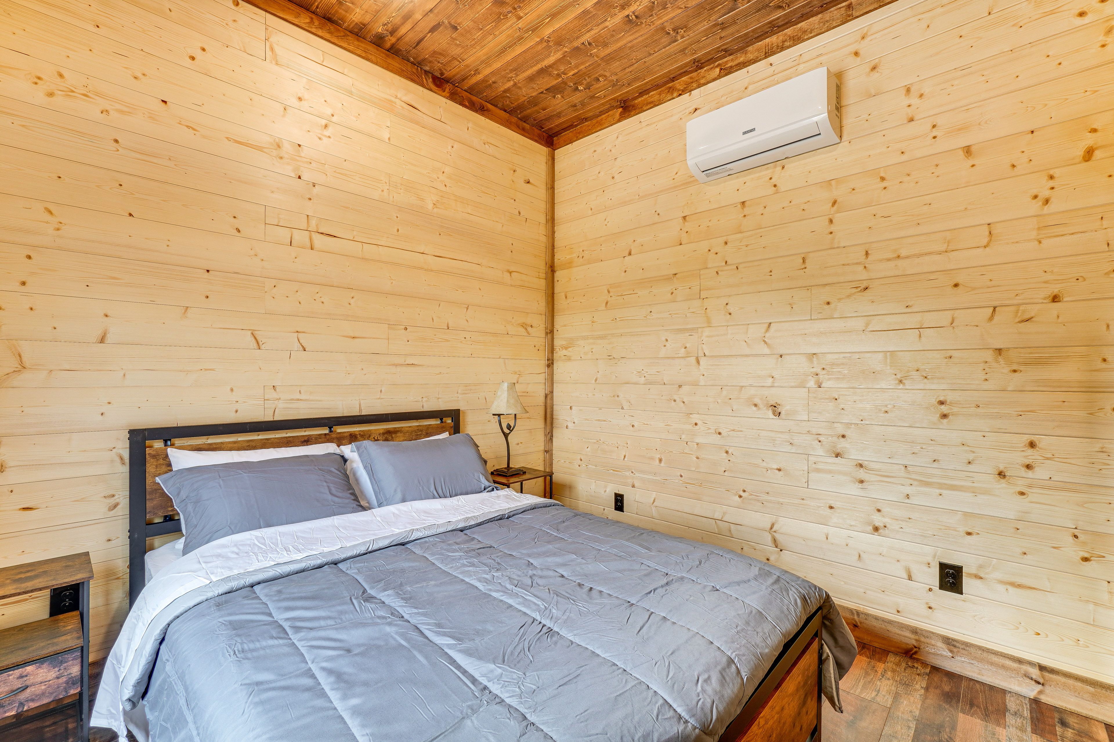 Bedroom 2 | Queen Bed