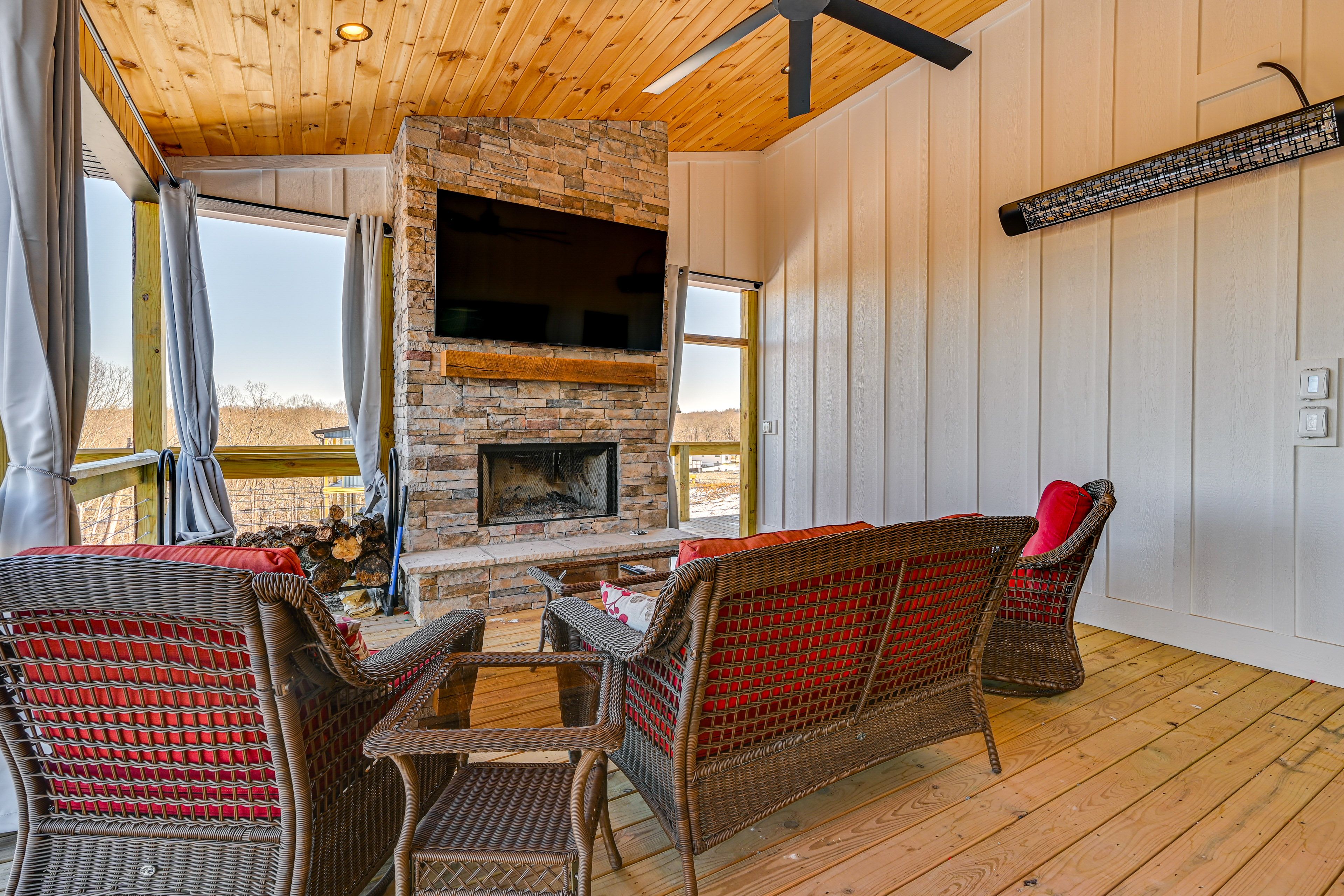 Wraparound Deck | Fireplace | Smart TV | Outdoor Dining Table | Lounge Seating