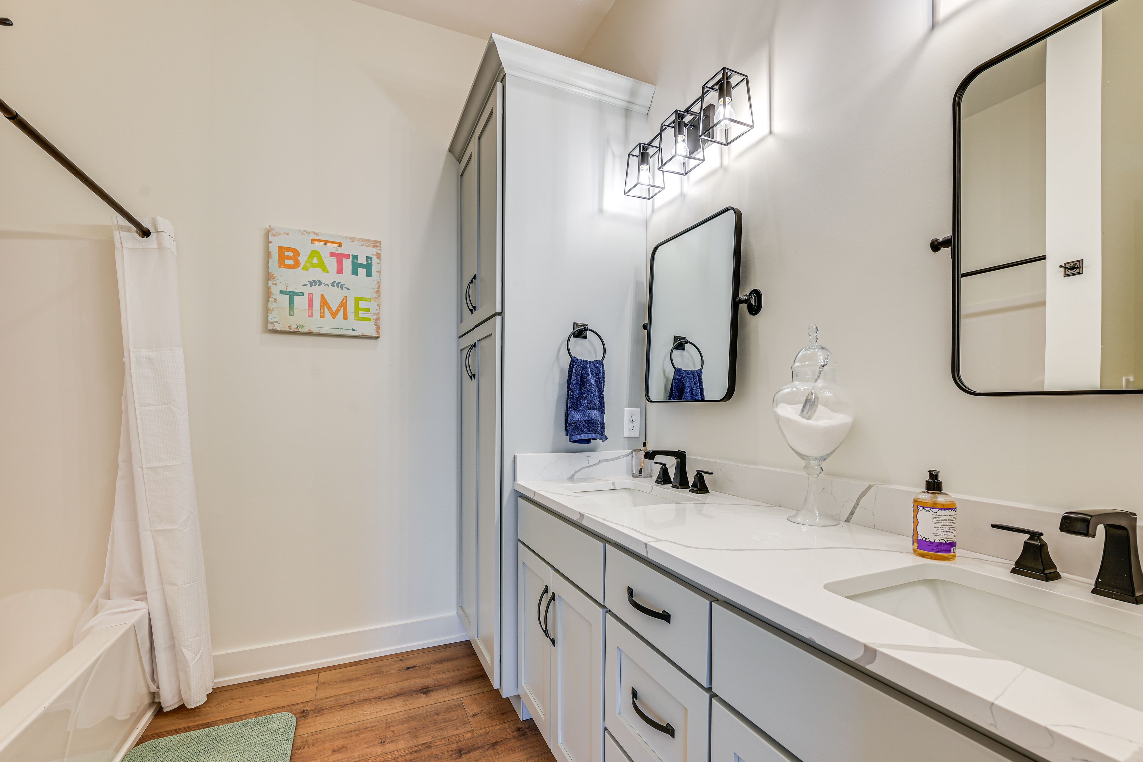 Full Bathroom | Towels Provided | Basement Level