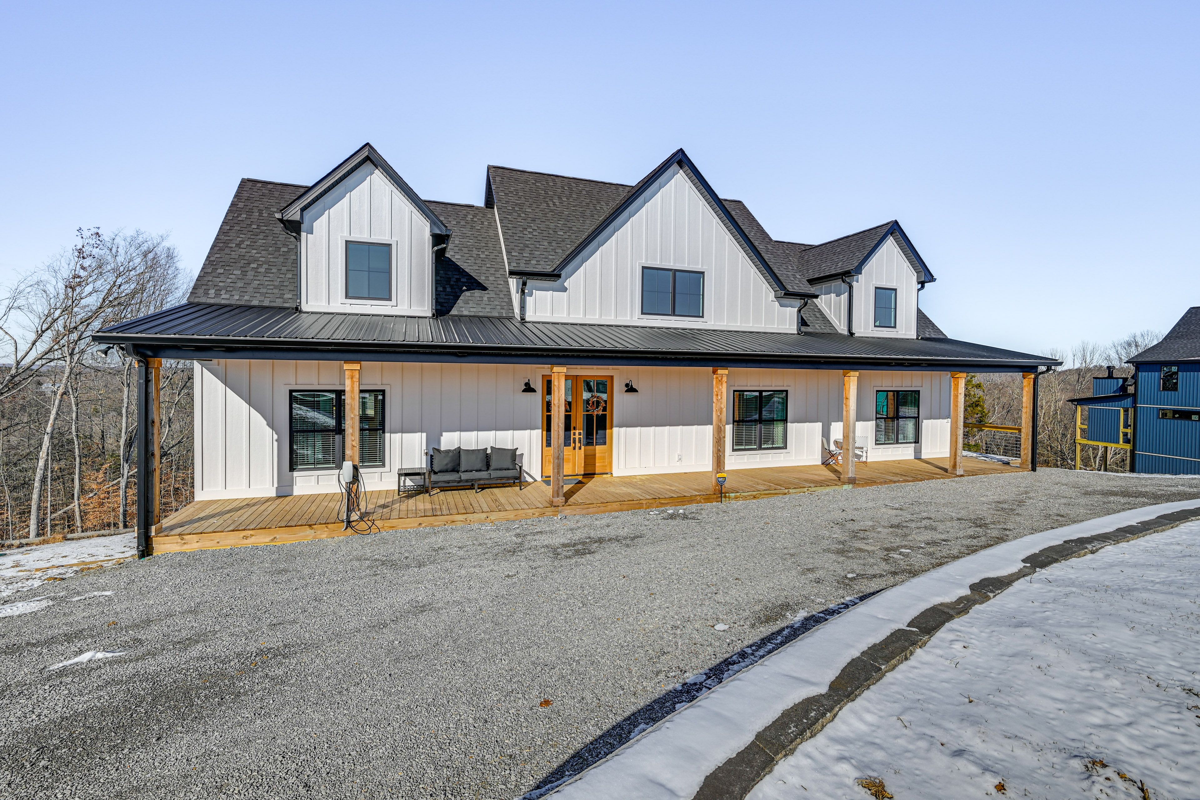 House Exterior | Circular Driveway (5 Vehicles)