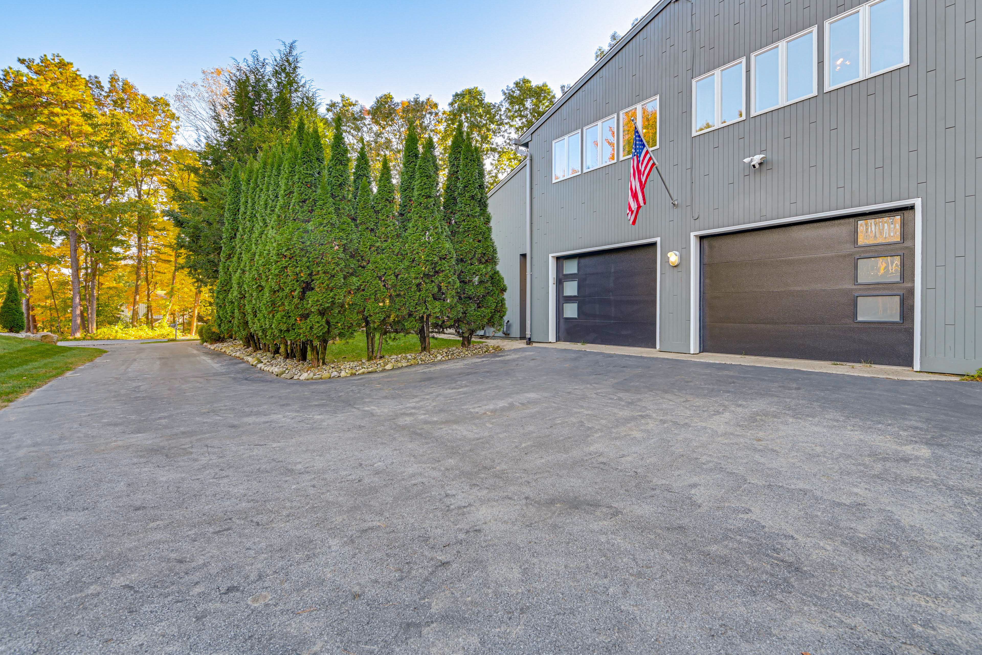 Parking | Driveway (5 Vehicles) | Boat/Trailer Parking