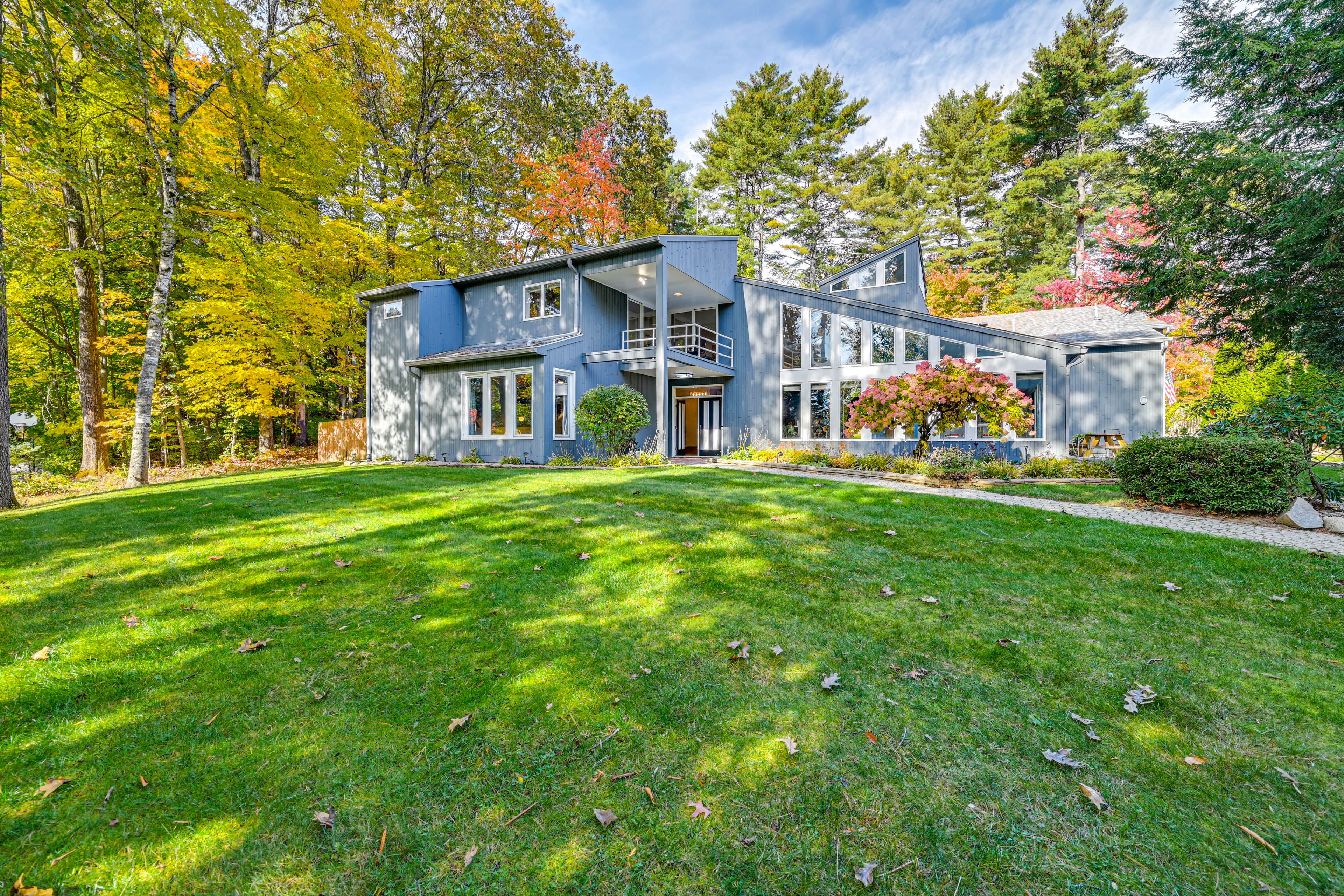 Exterior | 9 Mi to Lake George