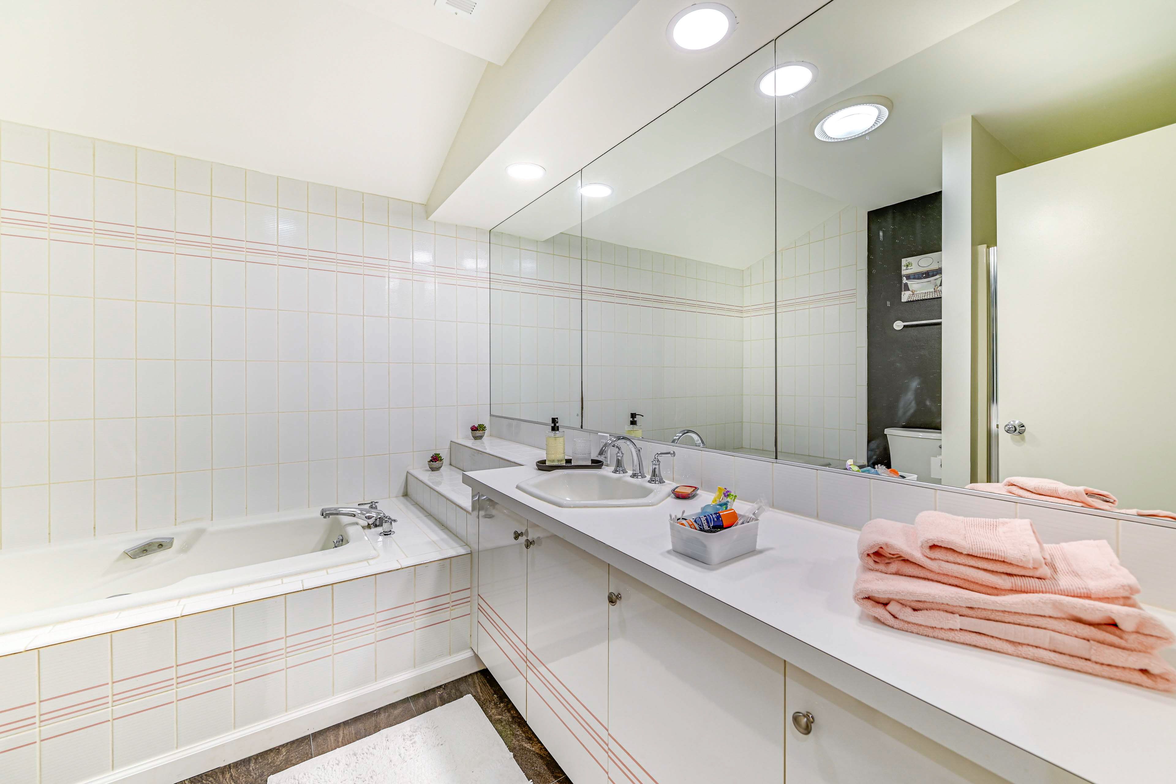 Bathroom | 2nd Floor