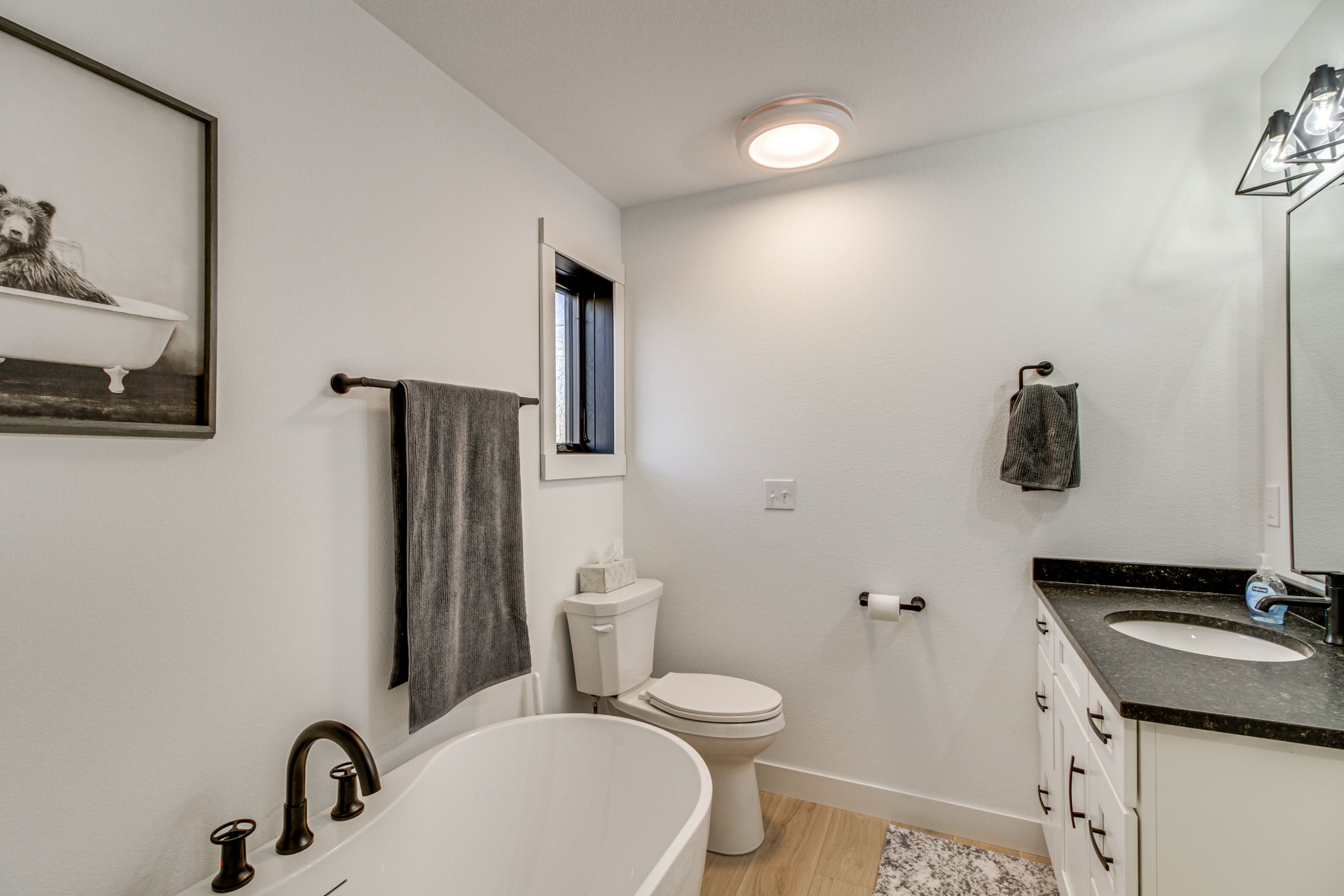 Full Bathroom | 1st Floor | Towels Provided