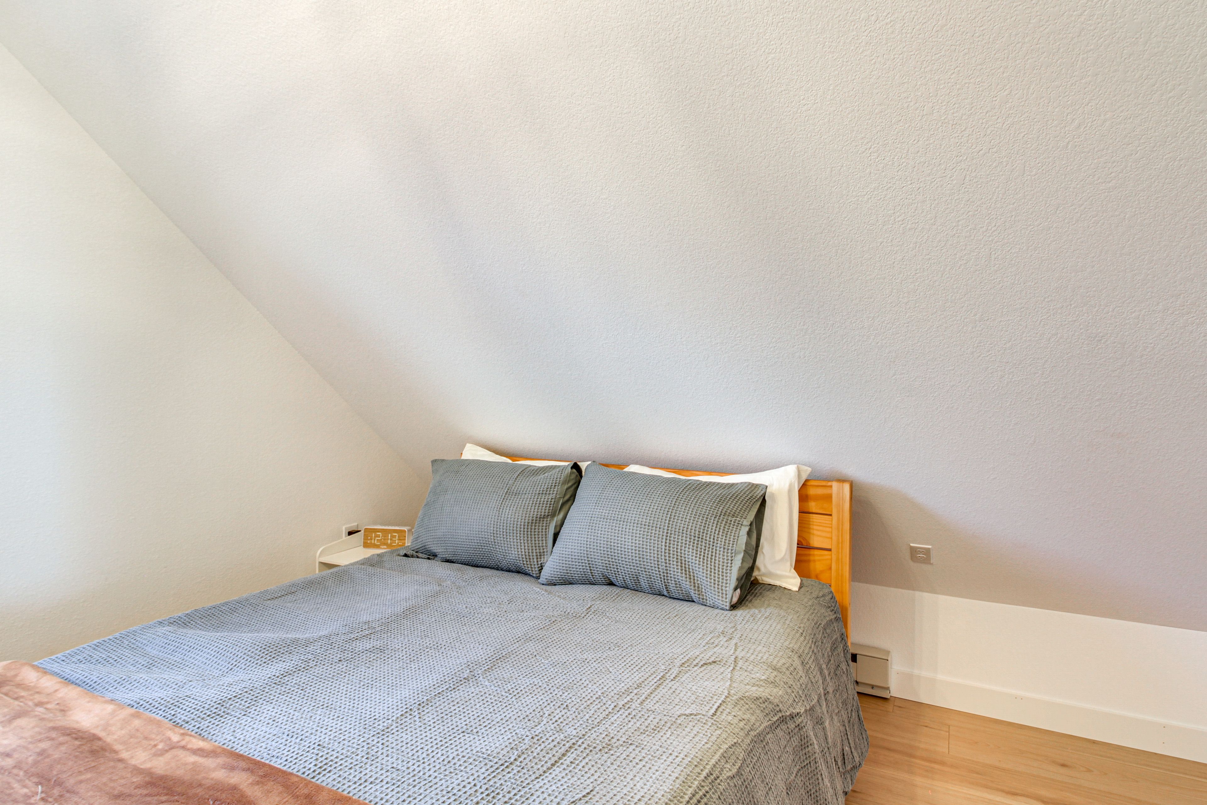 Bedroom 2 | 2nd Floor | Queen Bed