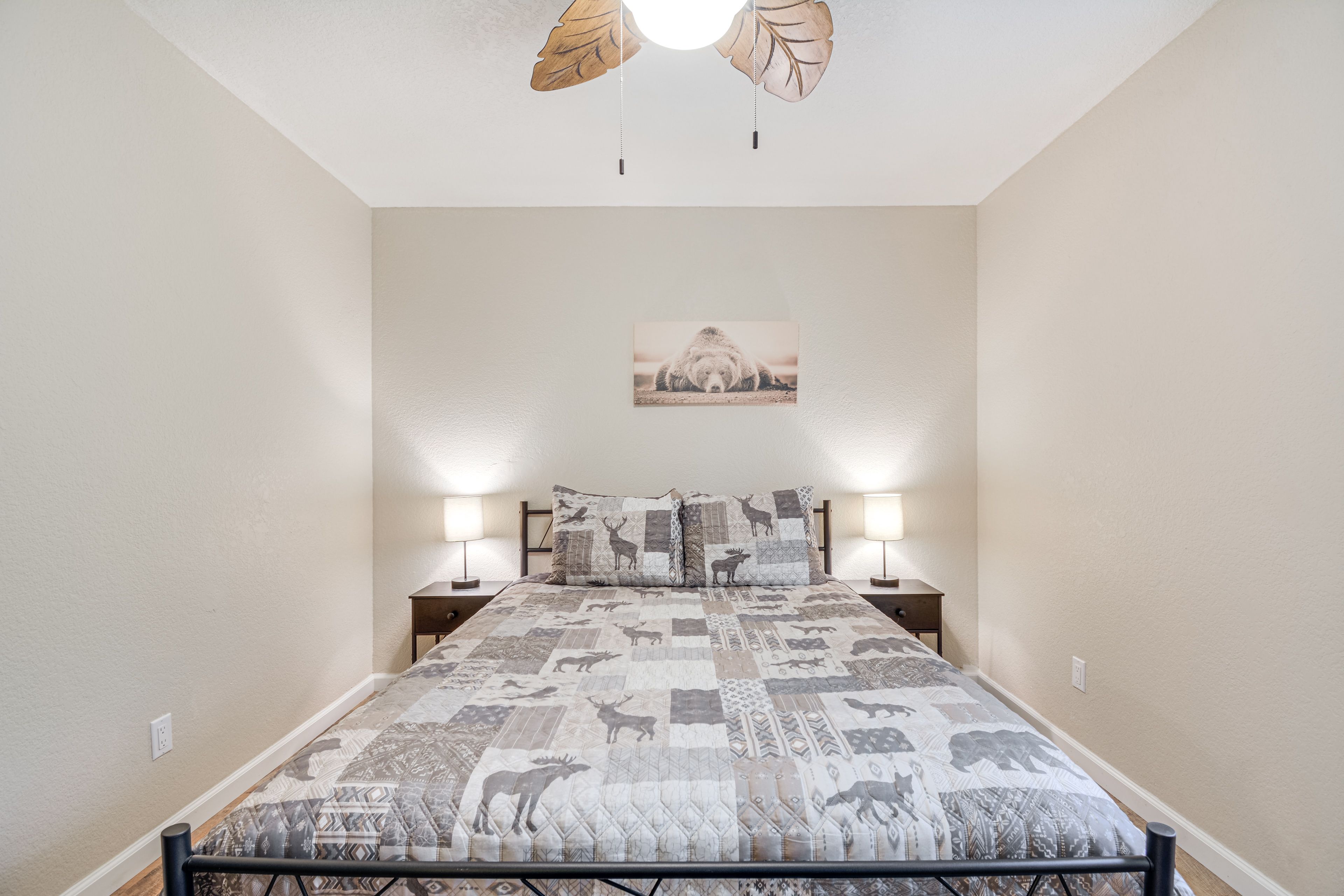 Bedroom 2 | Queen Bed | Smart TV