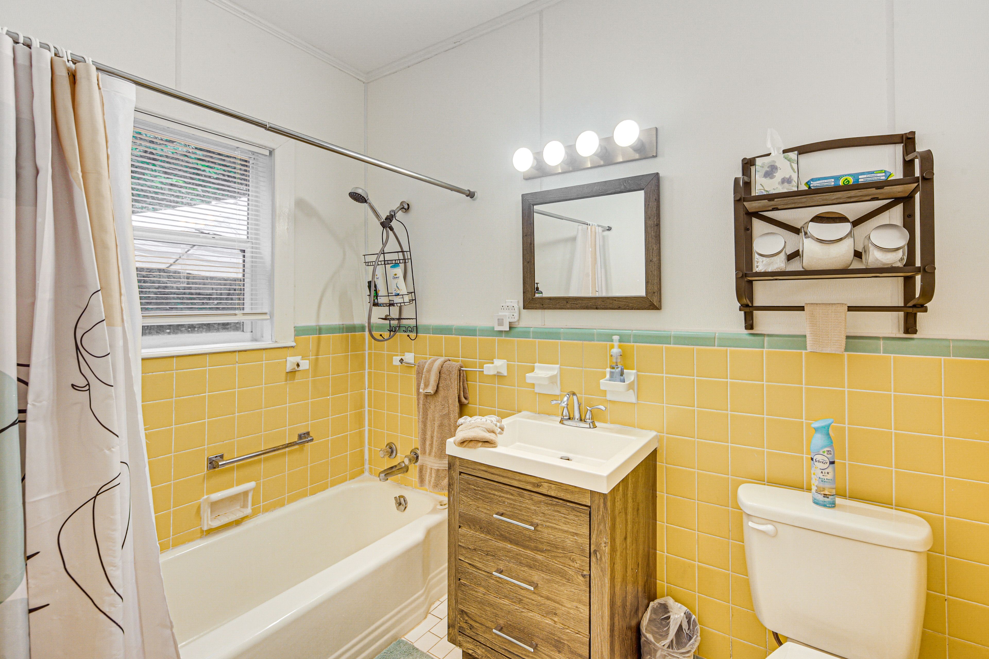 Full Bathroom | Complimentary Toiletries