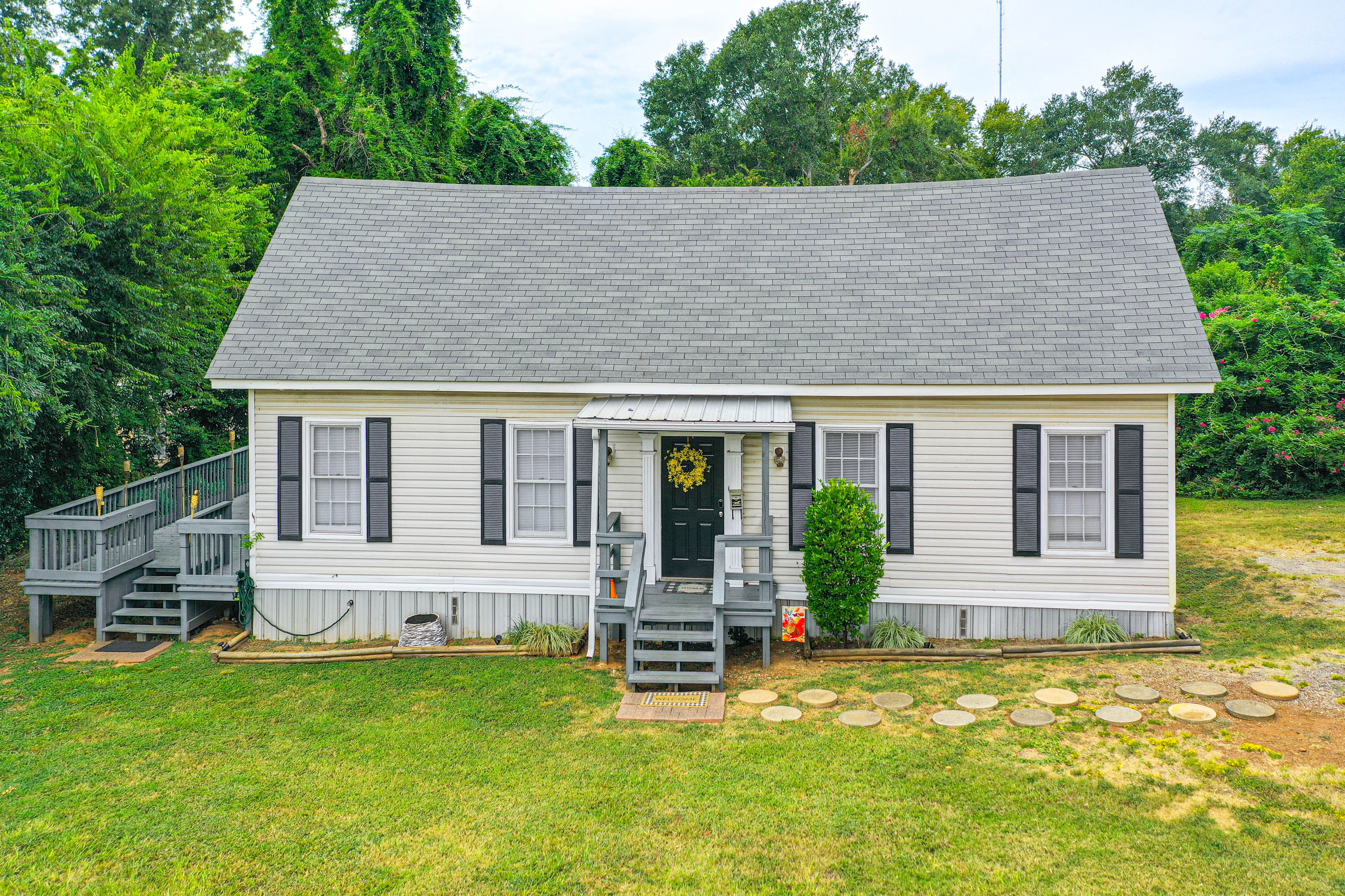 Property Exterior | Driveway (4 Vehicles)