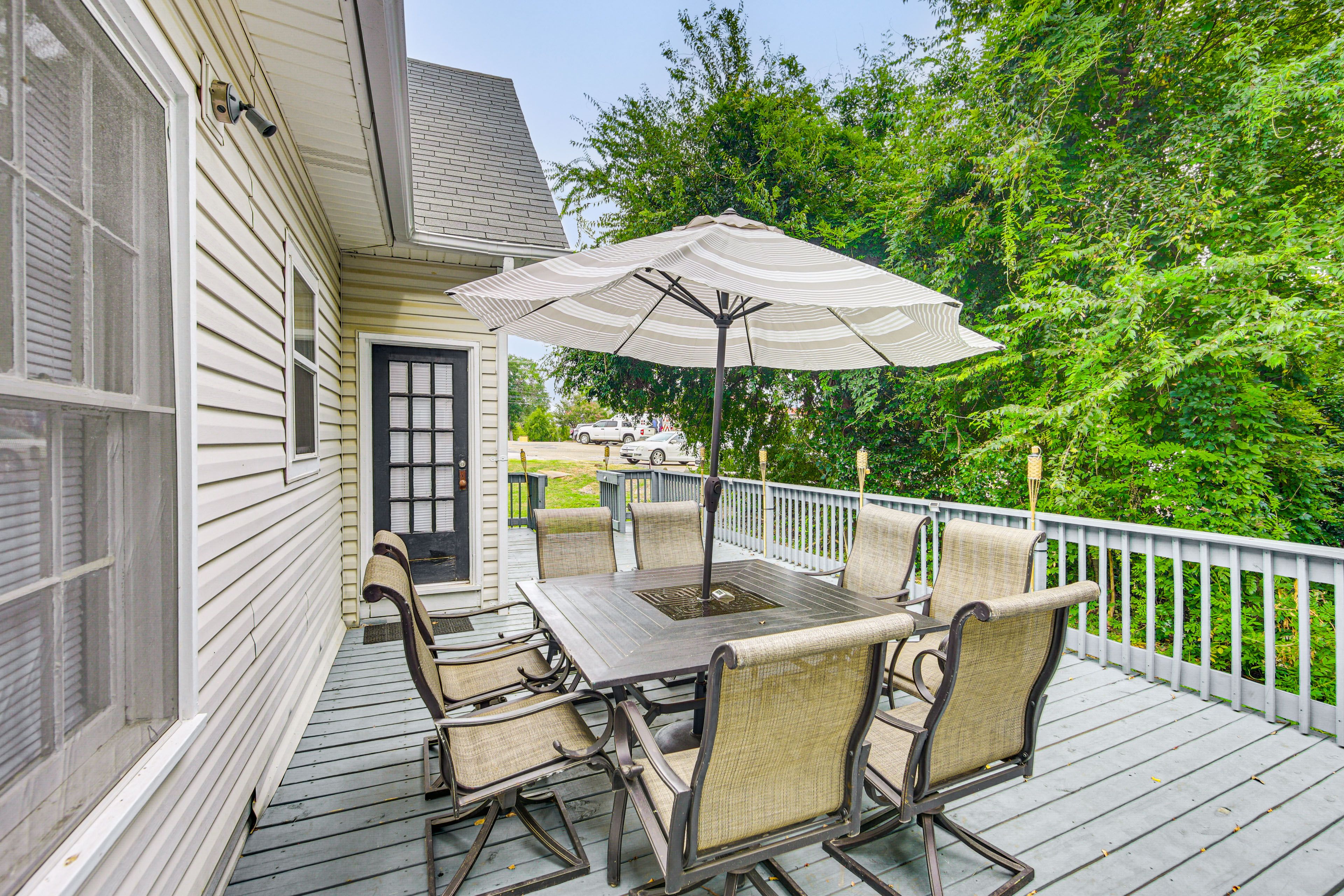 Deck | Gas Grill | Cornhole