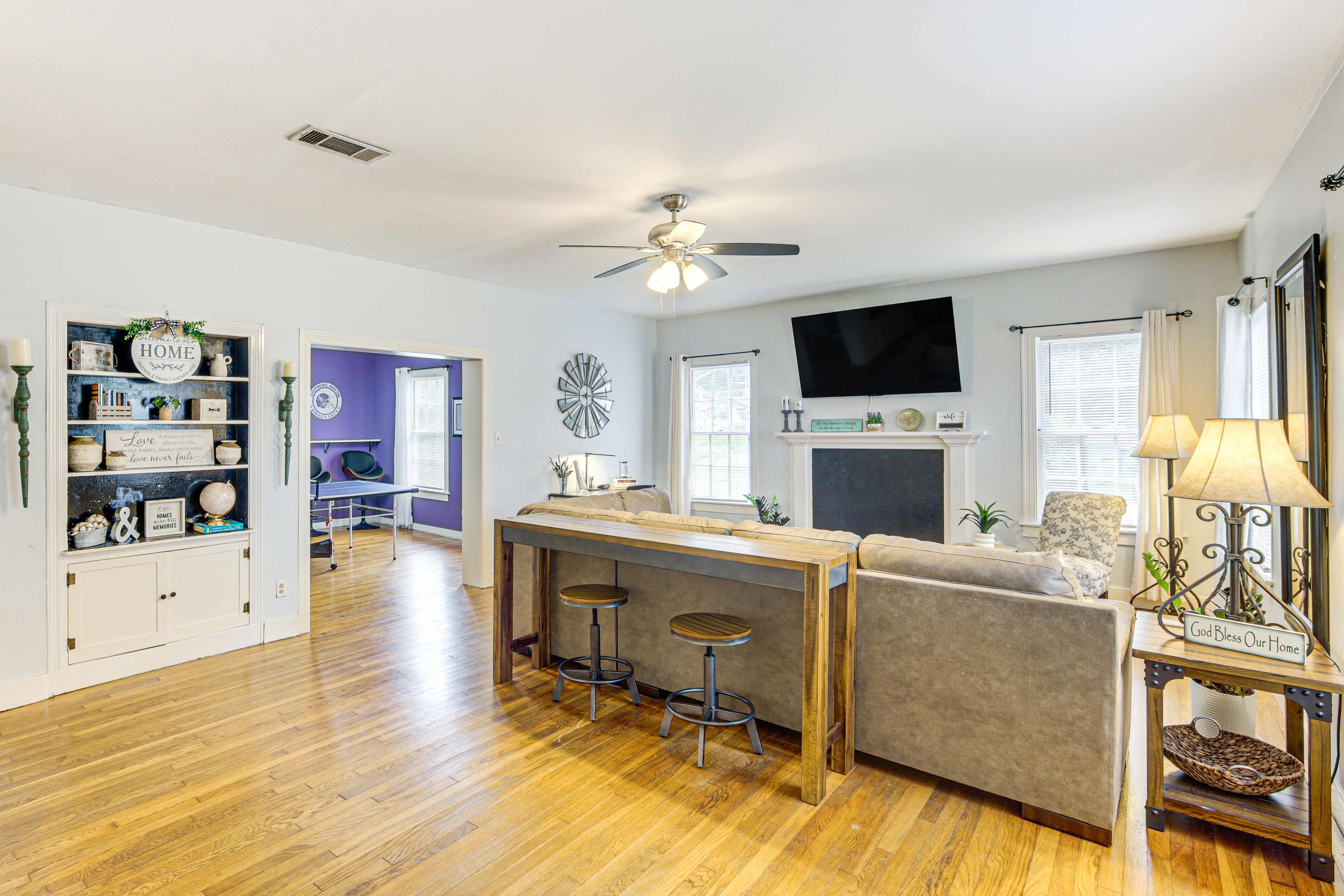 Living Room | Smart TV | Free WiFi | Central A/C & Heating