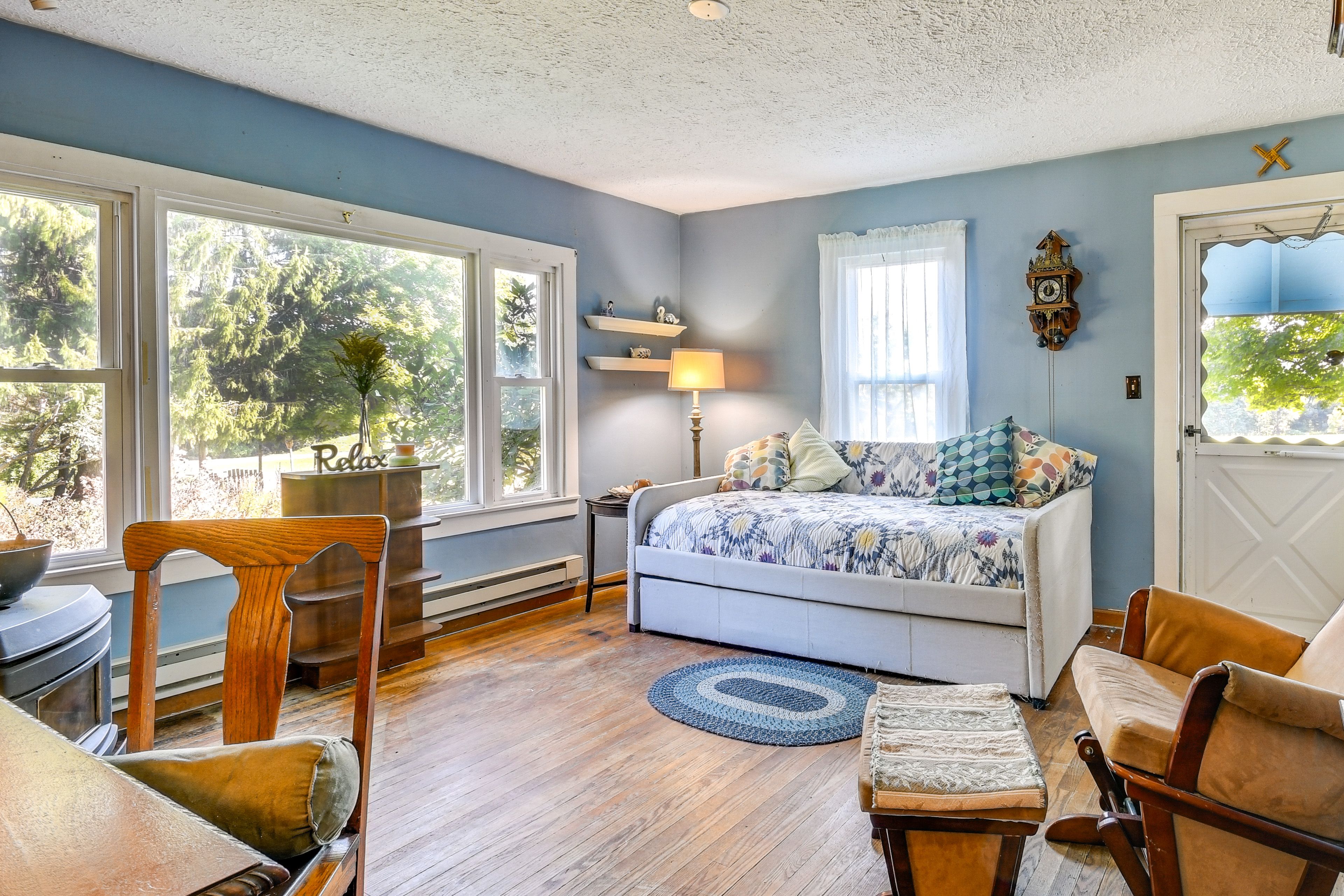 Living Room | 1st Floor | Twin Daybed w/ Twin Trundle | Free WiFi