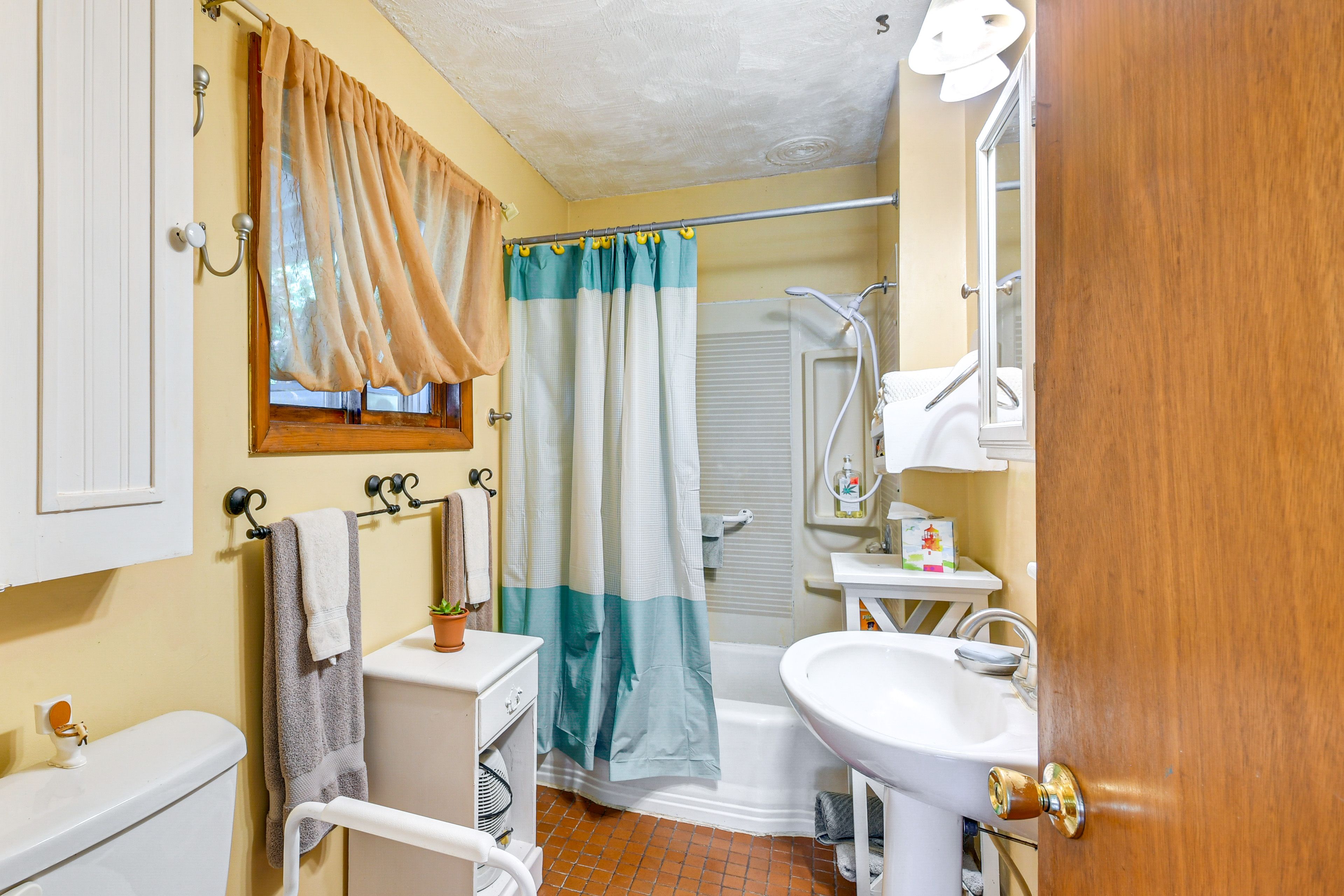 Full Bathroom | 1st Floor | Complimentary Toiletries