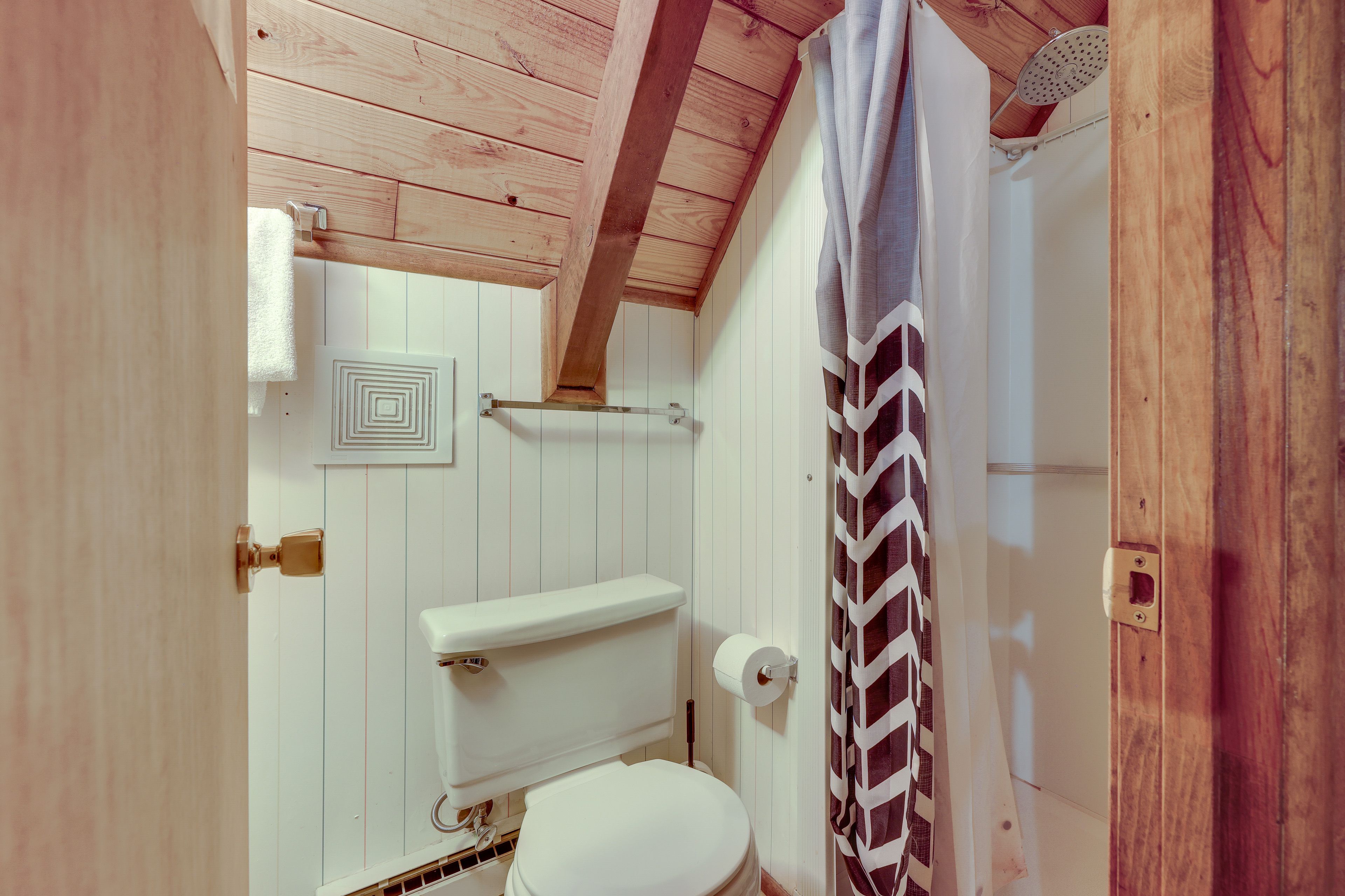 Full Bathroom | 2nd Floor
