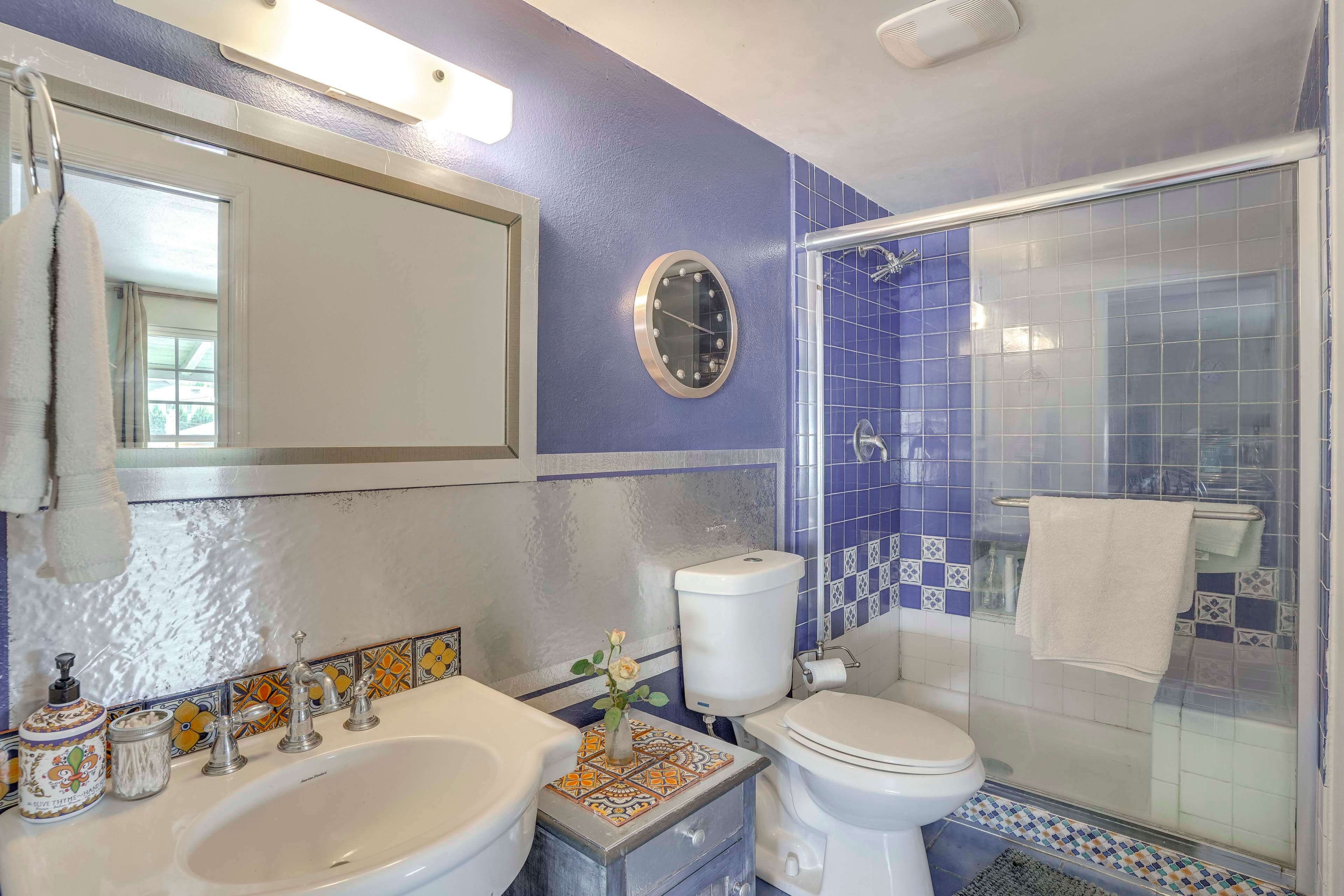 Full Bathroom | Complimentary Toiletries | Towels Provided