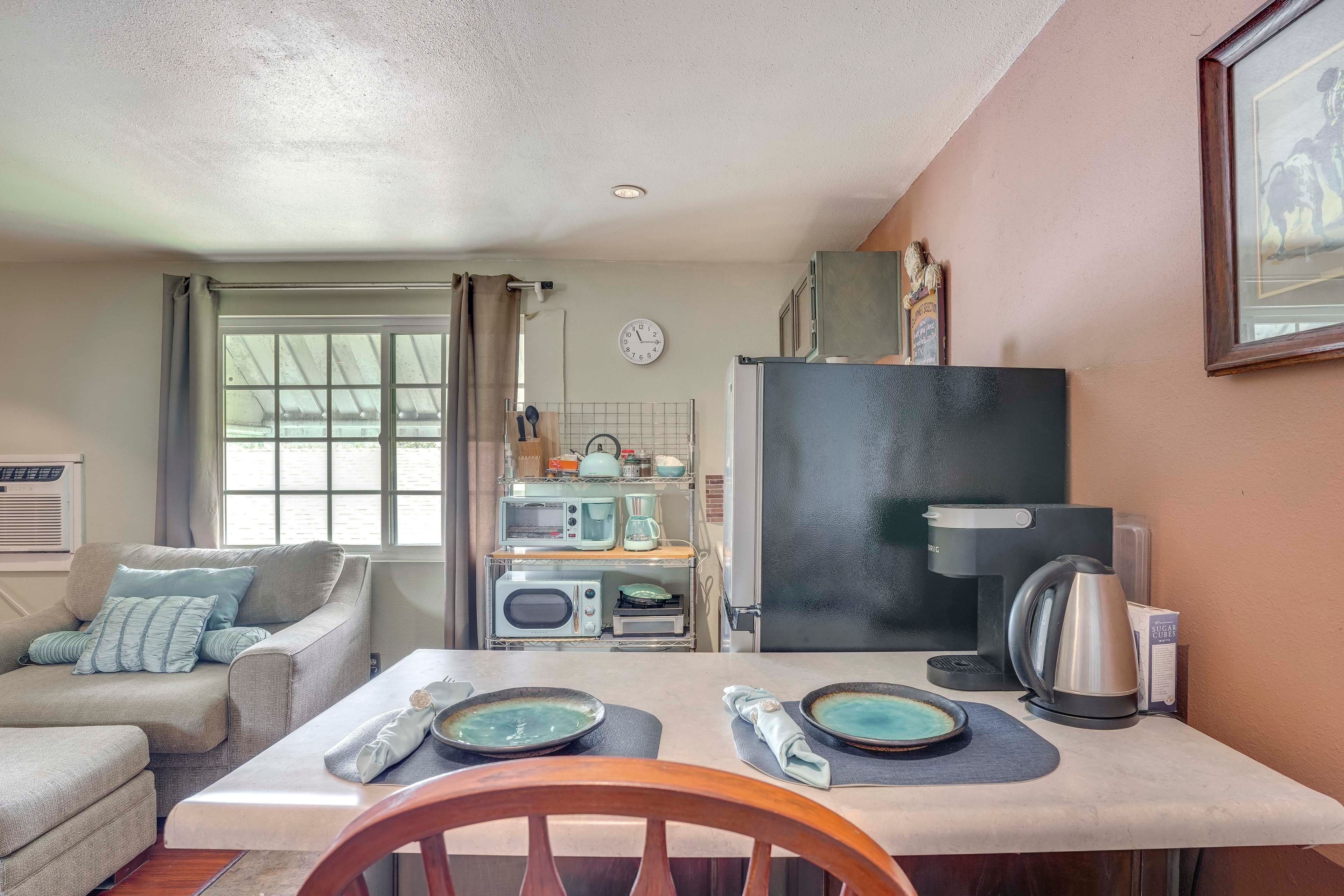 Dining Bar | Dishware/Flatware