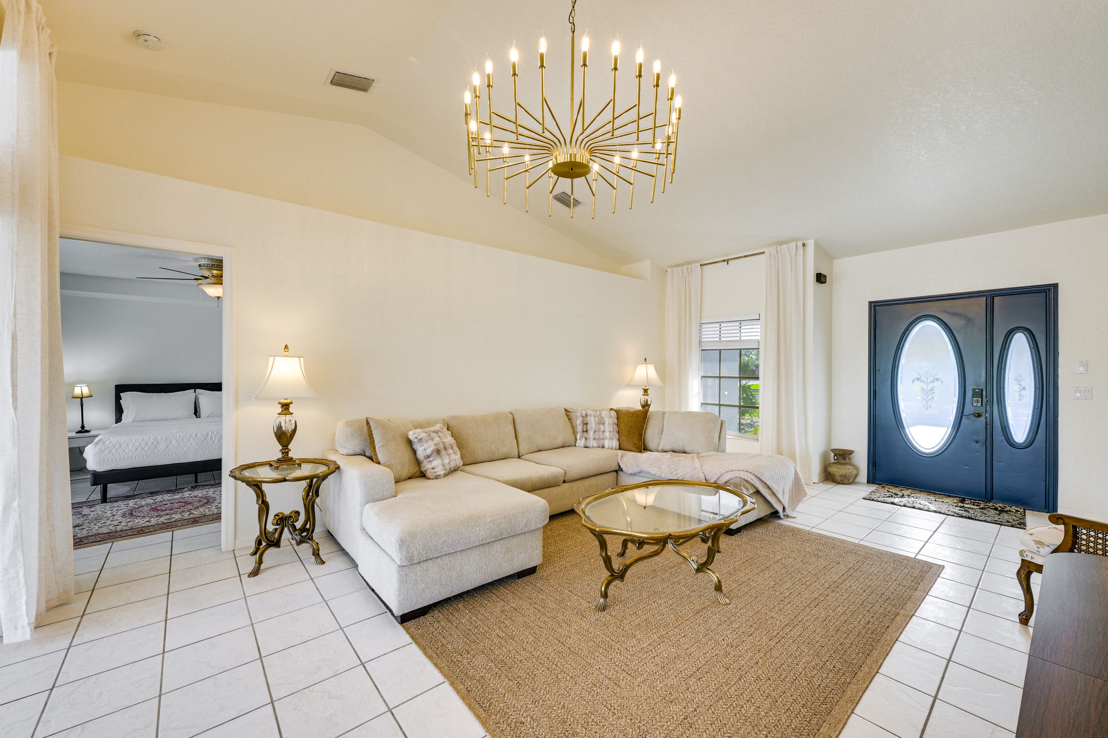 Living Room | Free WiFi | Smart TV | Central A/C