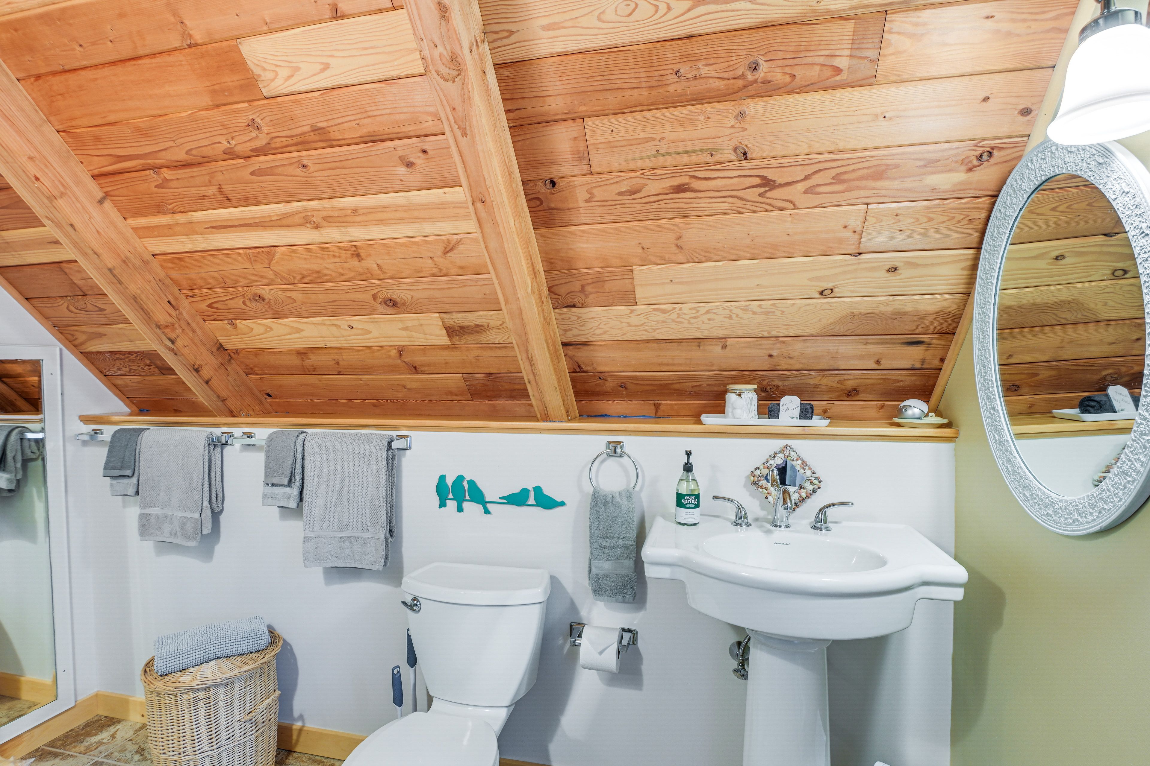 Full Bathroom | Complimentary Toiletries | 2nd Floor