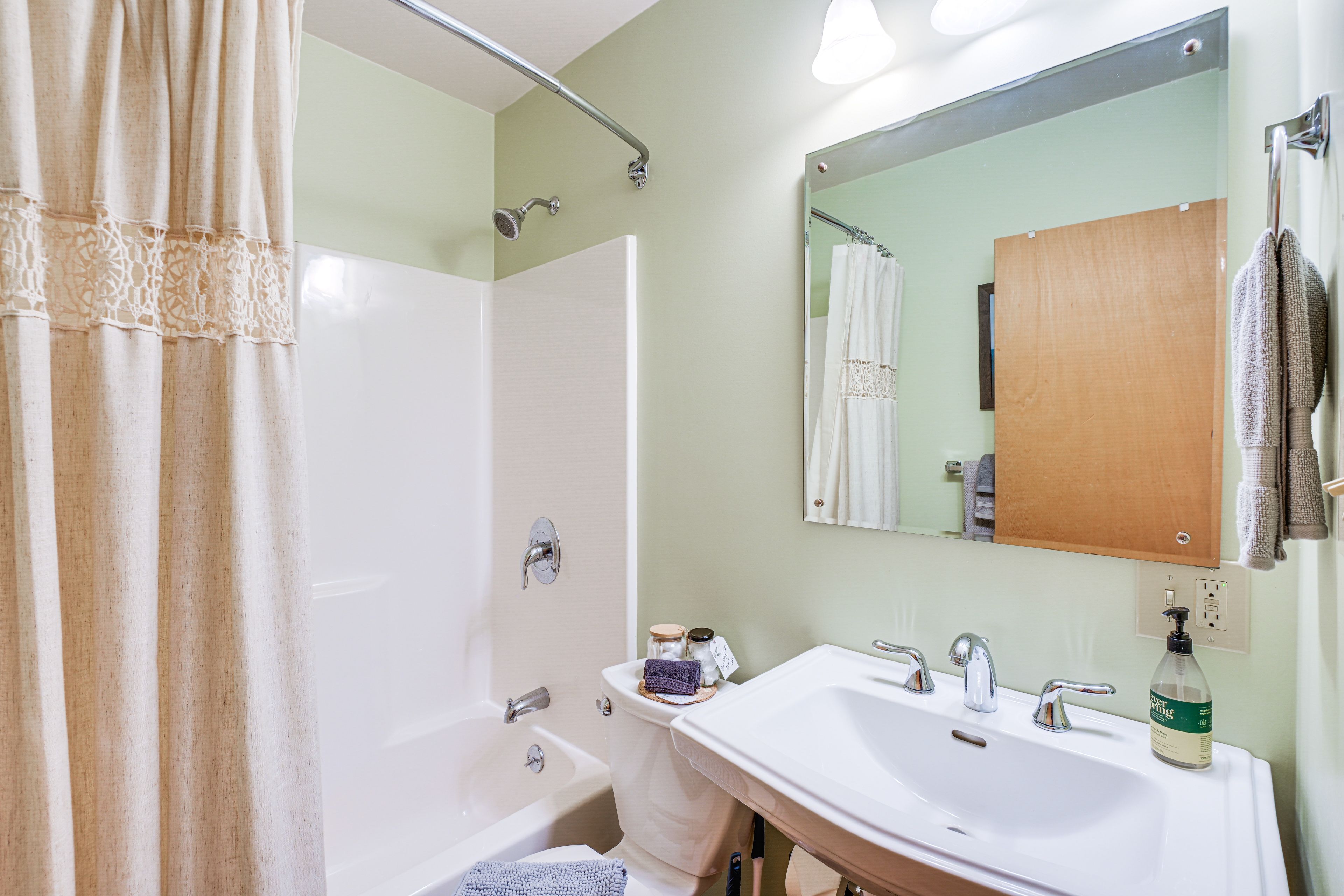 Full Bathroom | Towels Provided | 1st Floor
