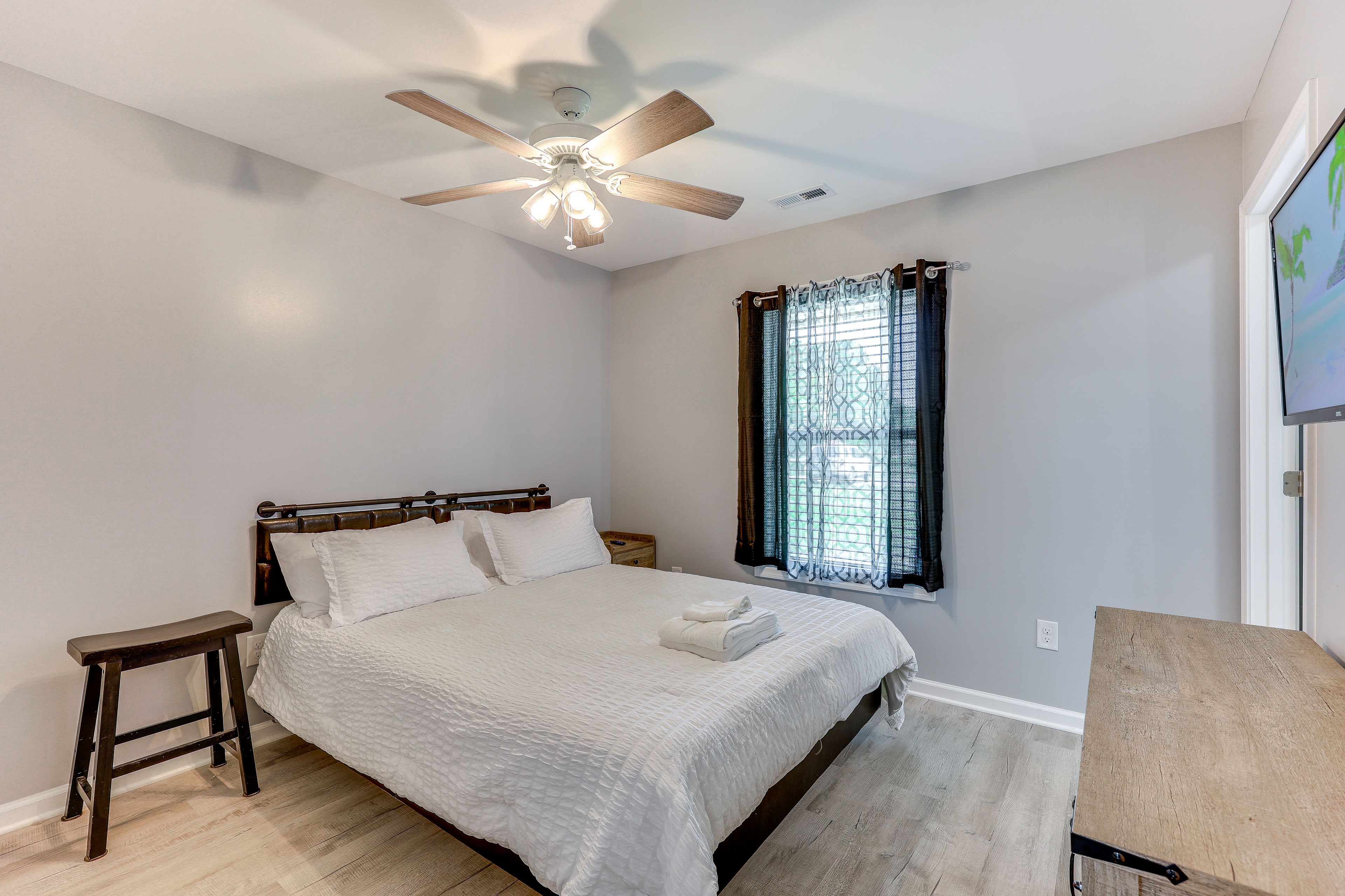 Bedroom 1 | Queen Bed | Flat-Screen TV | En-Suite Bathroom