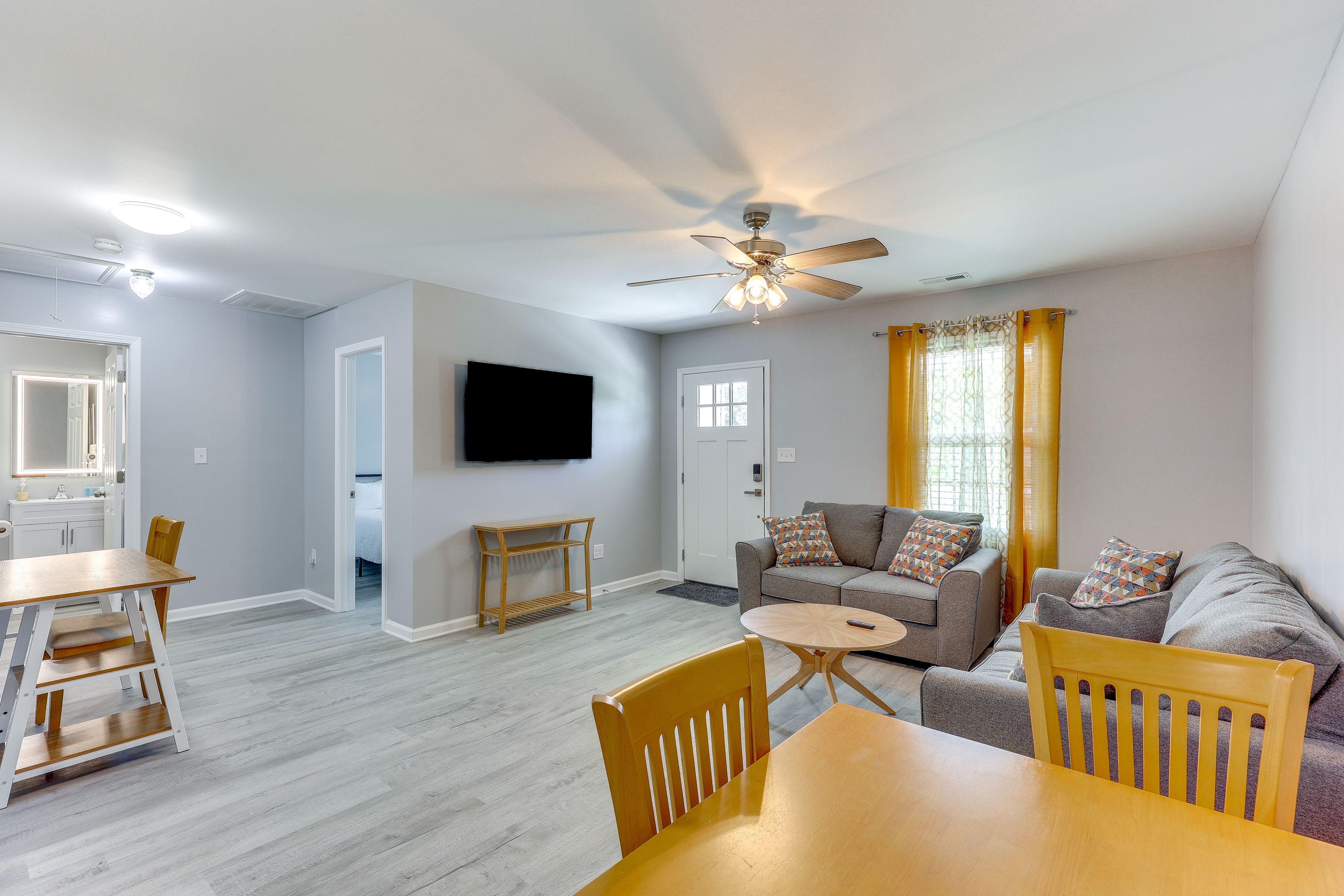 Dining Area | Dishware/Flatware Provided