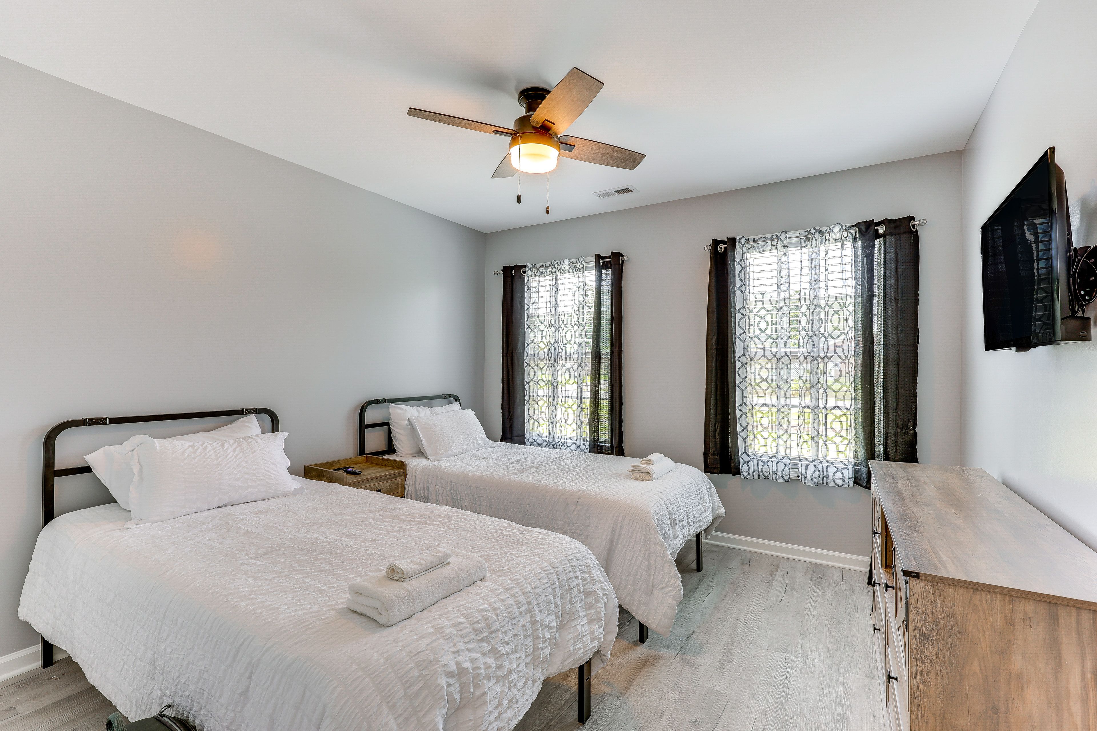 Bedroom 2 | 2 Twin Beds | Flat-Screen TV