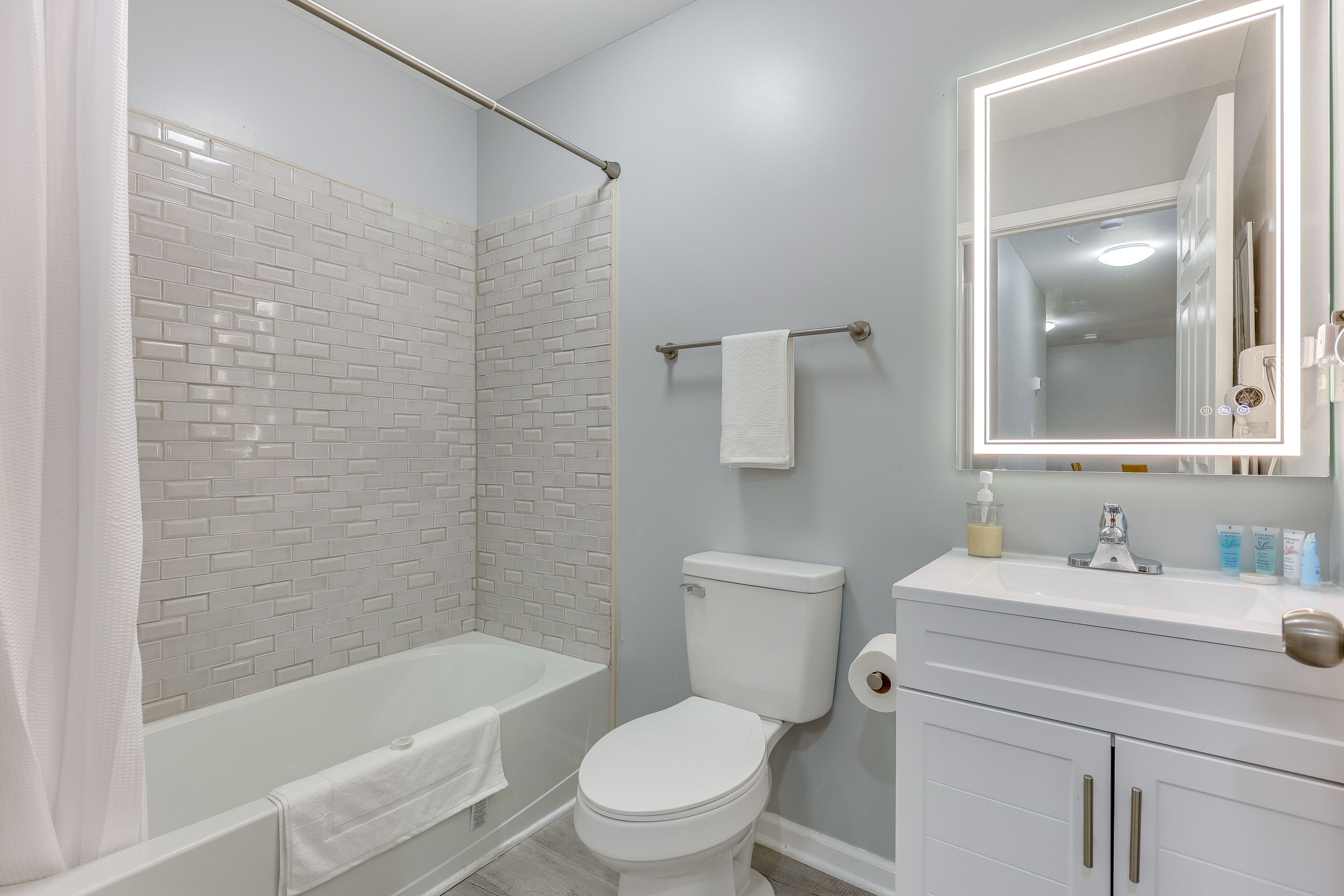 Full Bathroom | Towels Provided