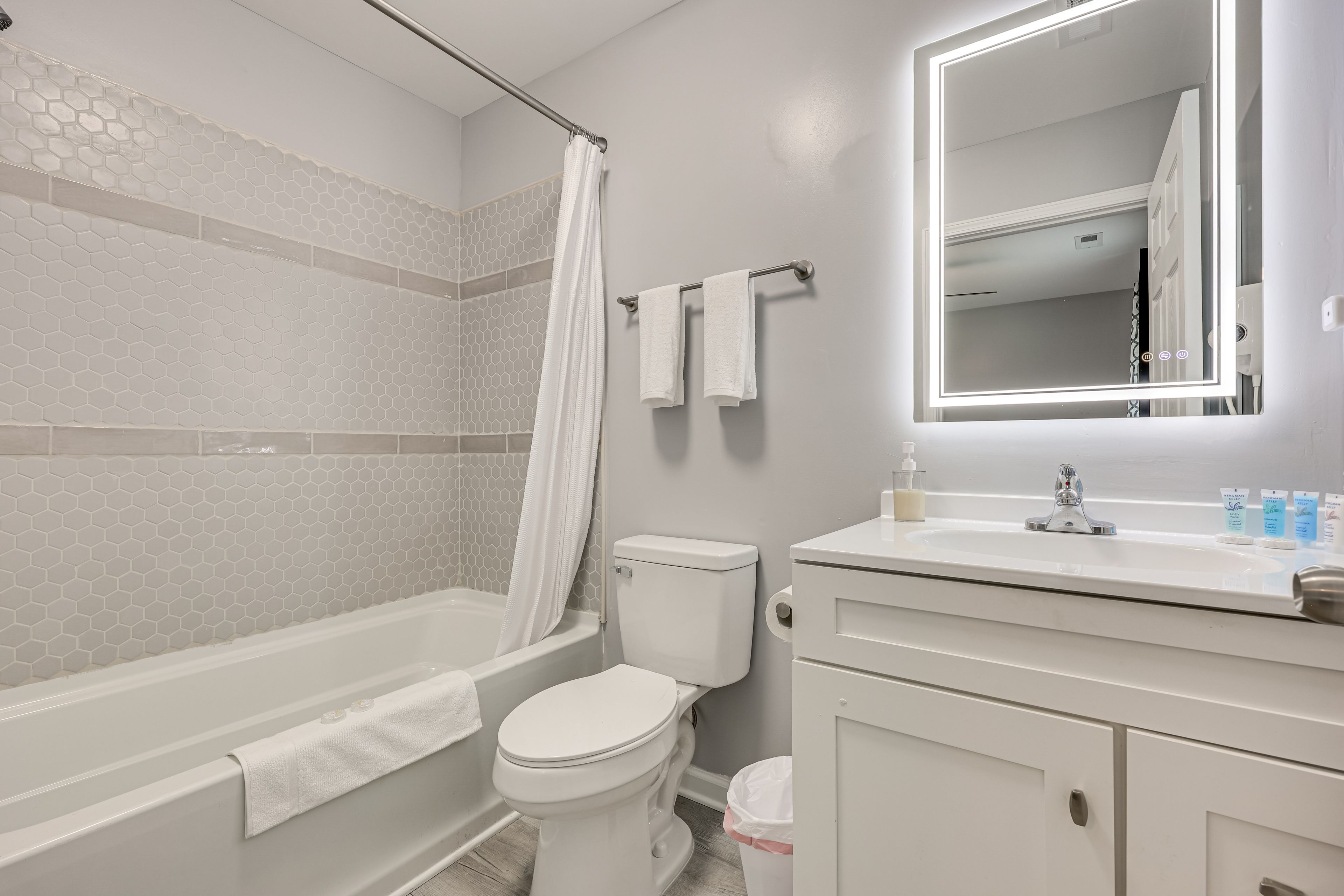 Full Bathroom | Towels Provided | Complimentary Toiletries
