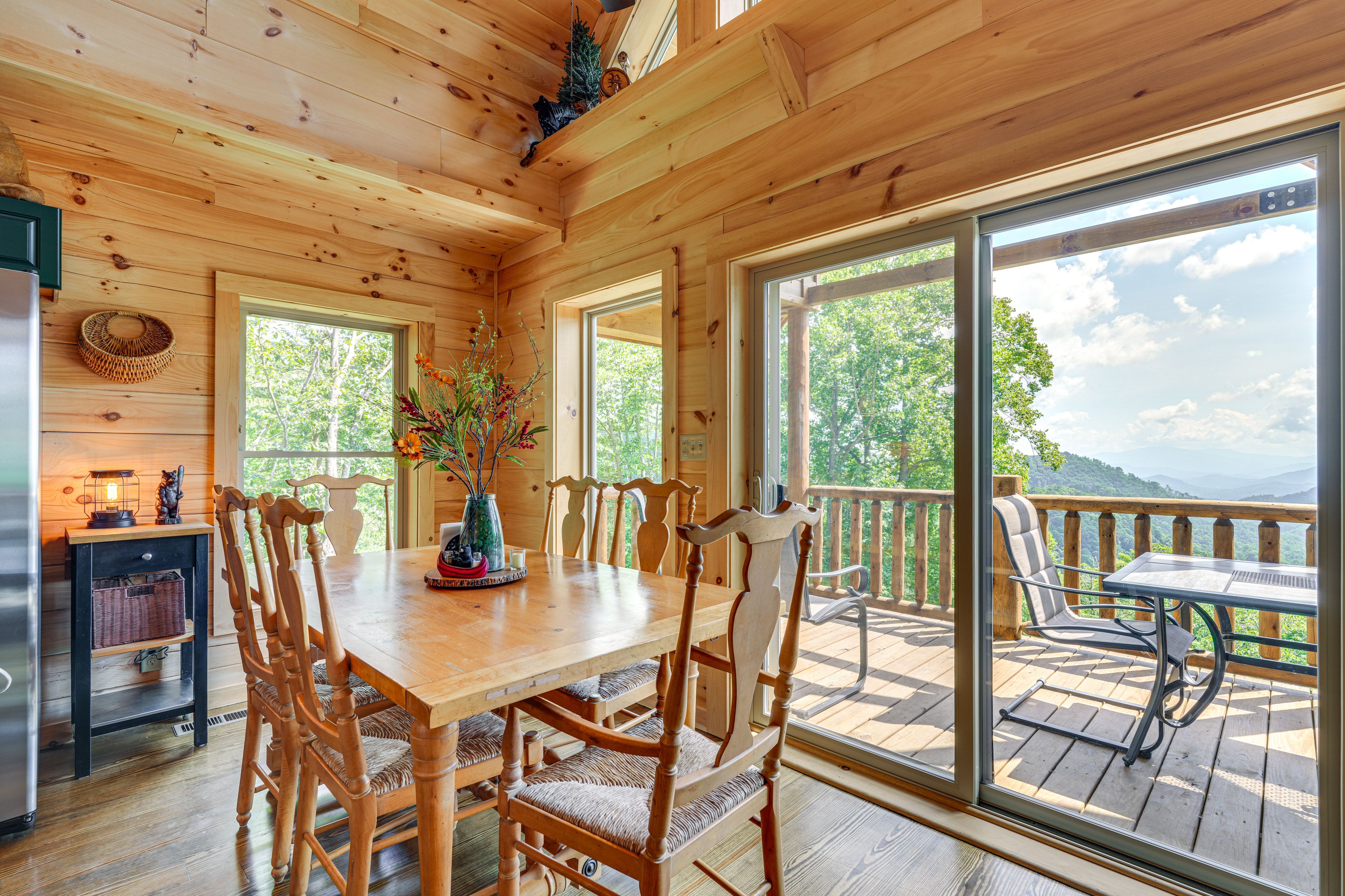 Dining Area | Dishware/Flatware Provided | Main Floor