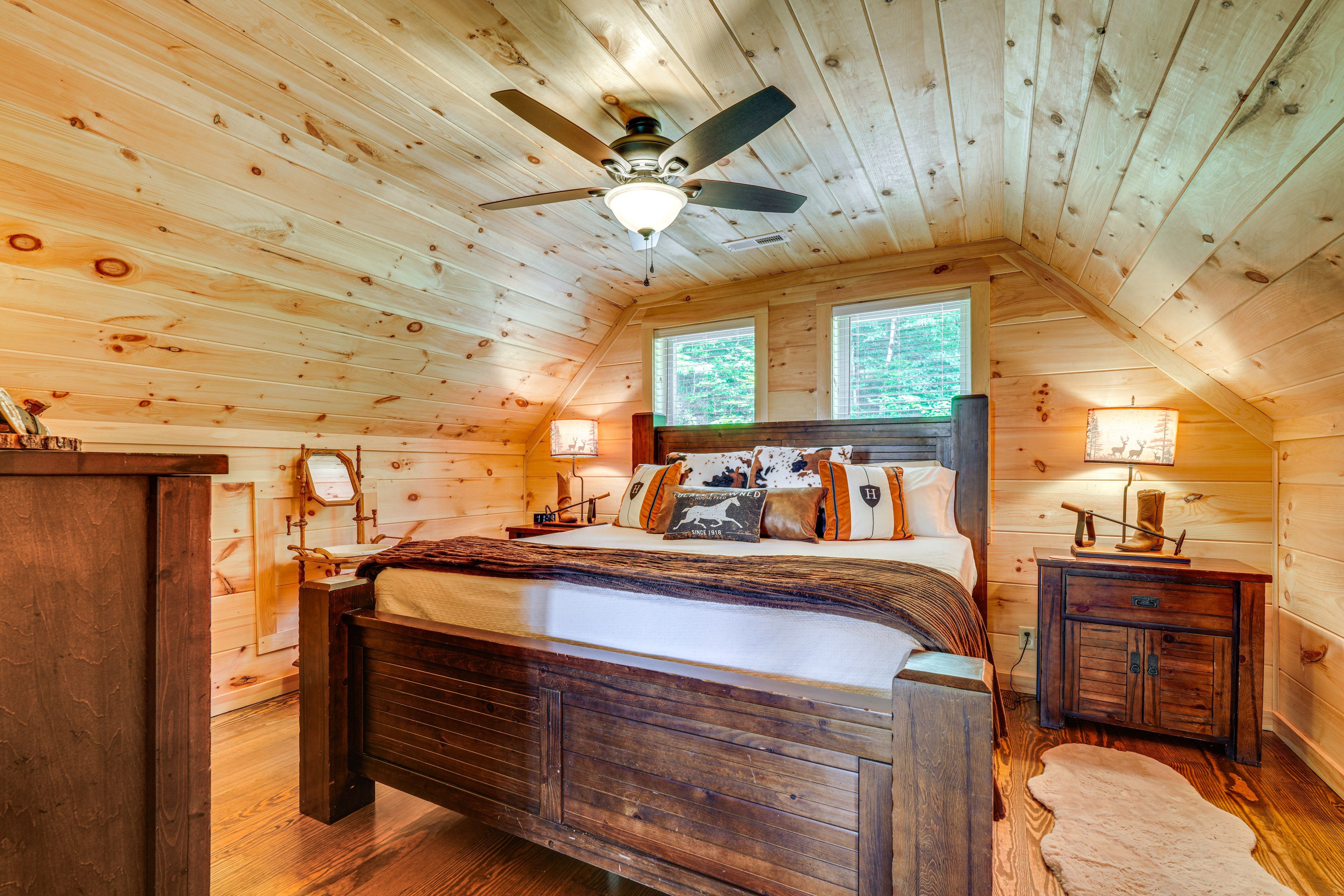 Bedroom 1 | King Bed | Linens Provided | Upper Floor