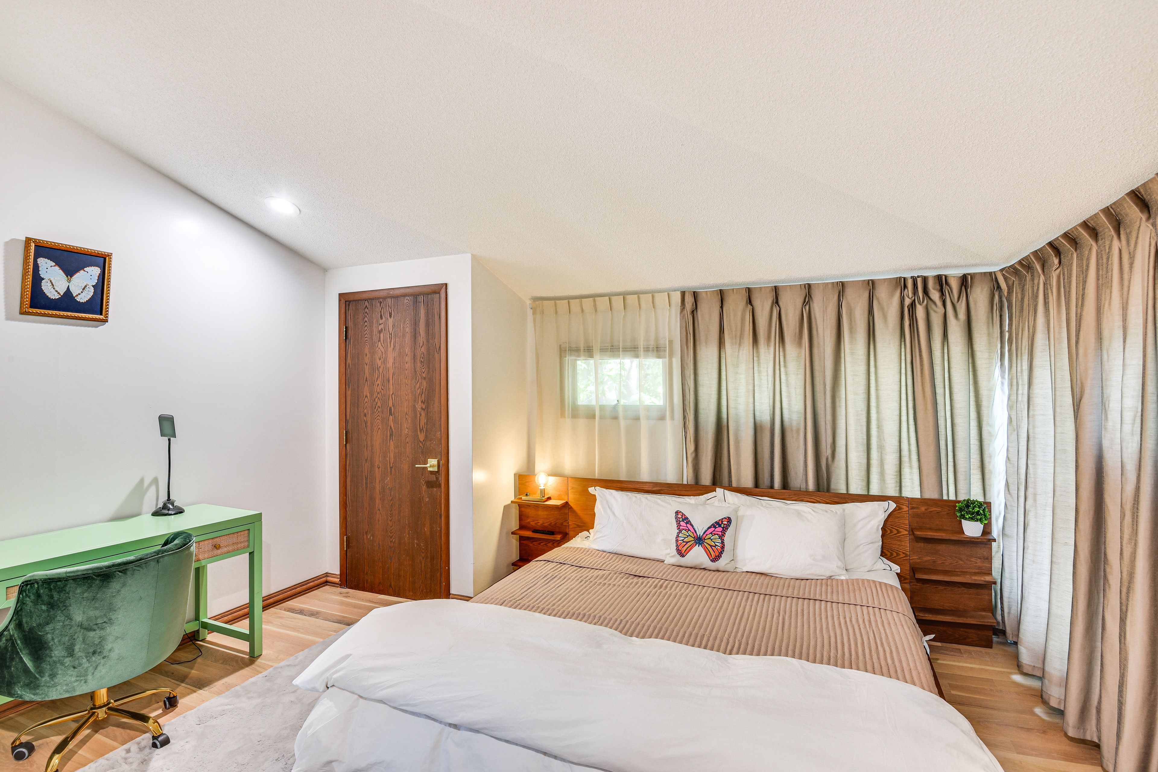 Bedroom | Main Level | King Bed | Linens Provided