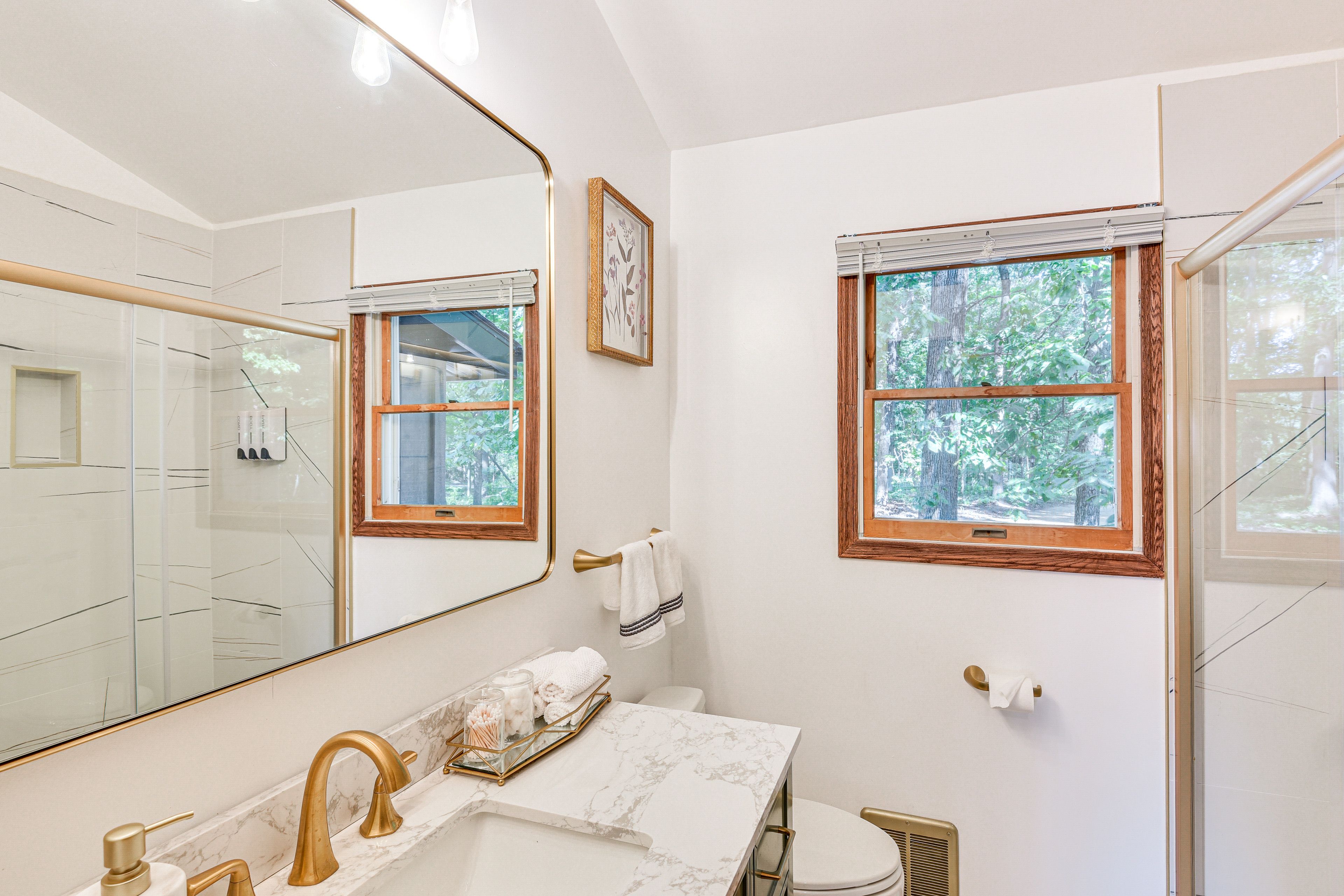 Full Bathroom | Main Level | Complimentary Toiletries